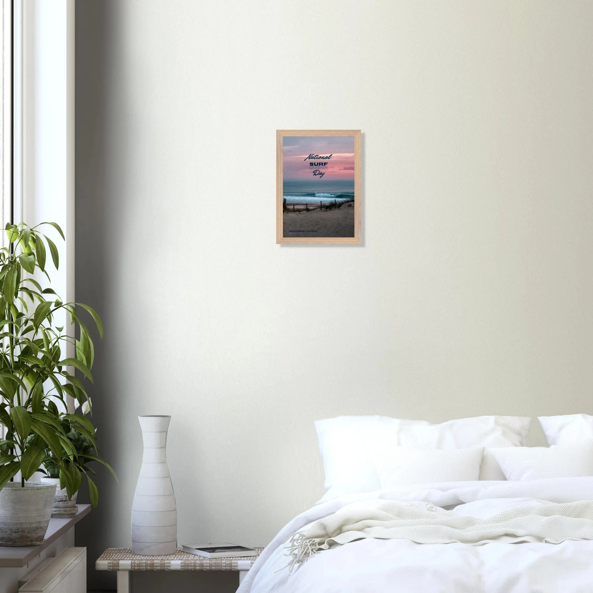 Seignosse, Frankreich – Dünenstrand in den Landes mit hohlen Beachbreaks und ausgeprägter Herbstsaison. Poster im Galerie-Holzrahmen.