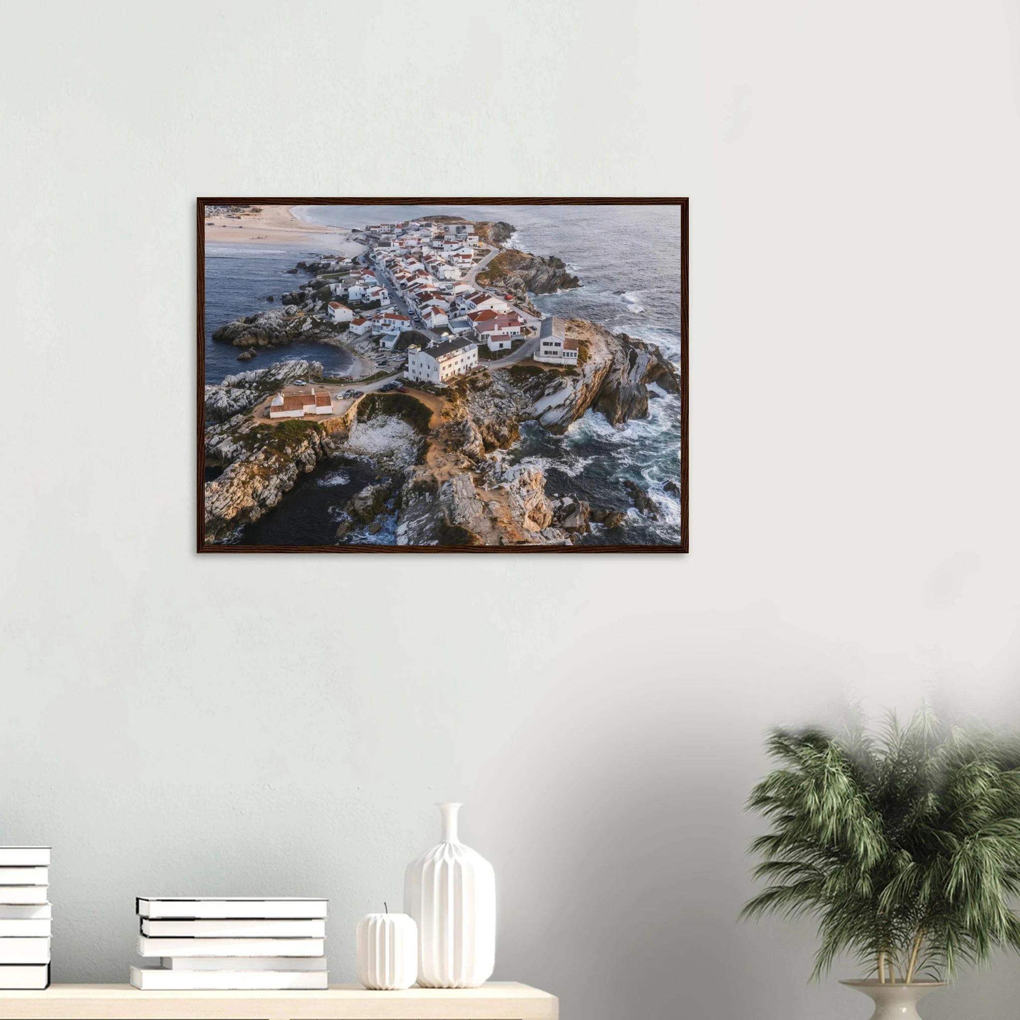 Peniche, Portugal – Halbinsel mit Supertubos-Beachbreak, Austragungsort der WSL Meo Rip Curl Pro Portugal. Poster im Holzrahmen.