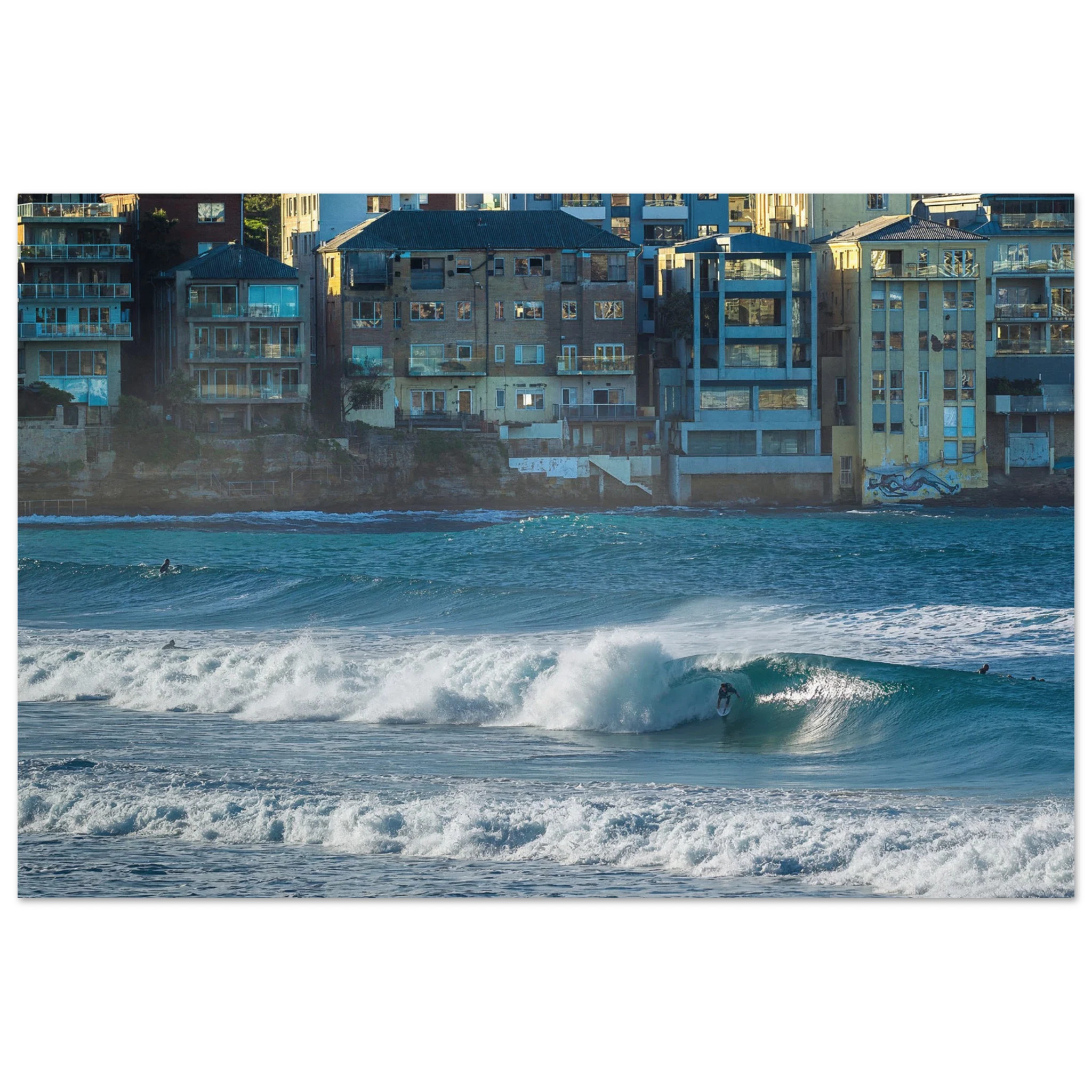 Bondi Beach, Australien – Ikonischer Stadtstrand im Osten Sydneys mit klassischem Beachbreak und Surfkultur-Geschichte. Kunstdruck auf Alu-Dibond.