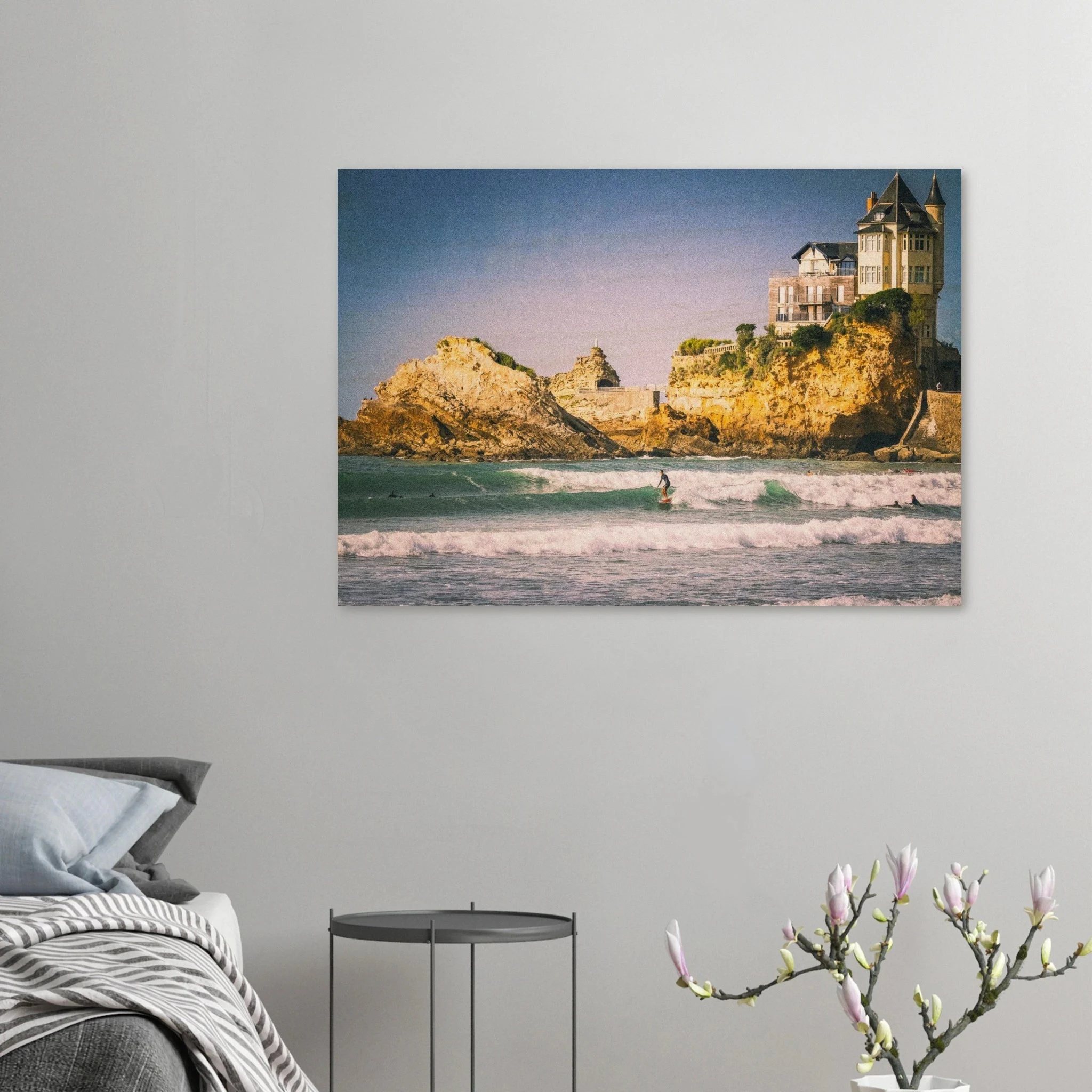 Biarritz, Frankreich – Mondäner Surfort am baskischen Atlantik, Wiege des europäischen Wellenreitens seit den 1950er-Jahren. Kunstdruck auf Holz.