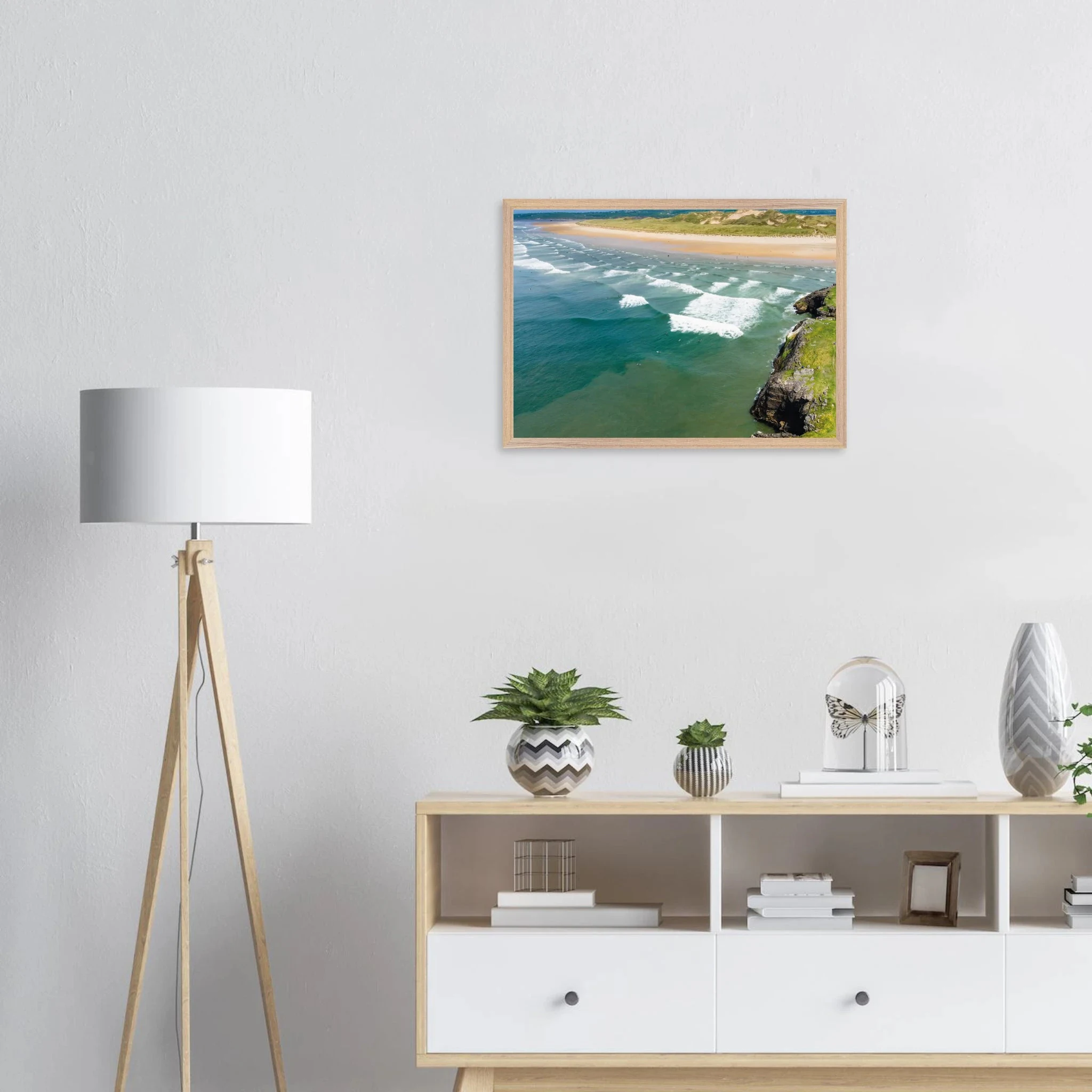 Bundoran, Irland – Atlantik-Surfspot in der Grafschaft Donegal mit Reefbreak The Peak und kaltem Wasser. Poster im Galerie-Holzrahmen.