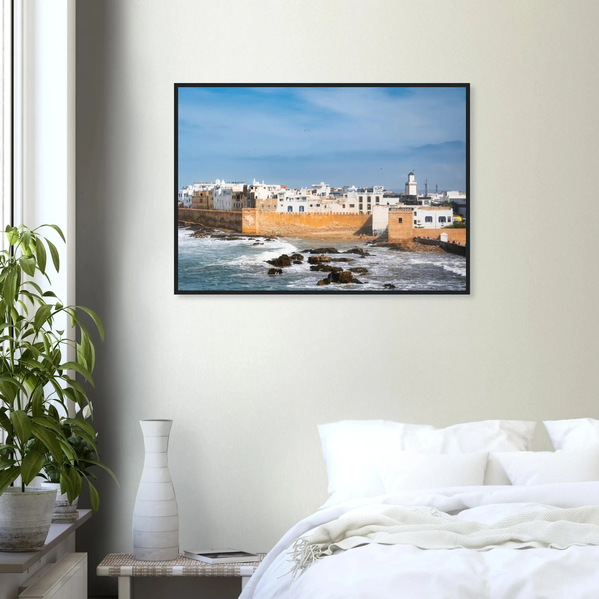 Essaouira, Marokko – Windumtoste Hafenstadt am Atlantik mit Medina-Kulisse und beständigen Wind- und Wellenbedingungen. Poster im Holzrahmen.