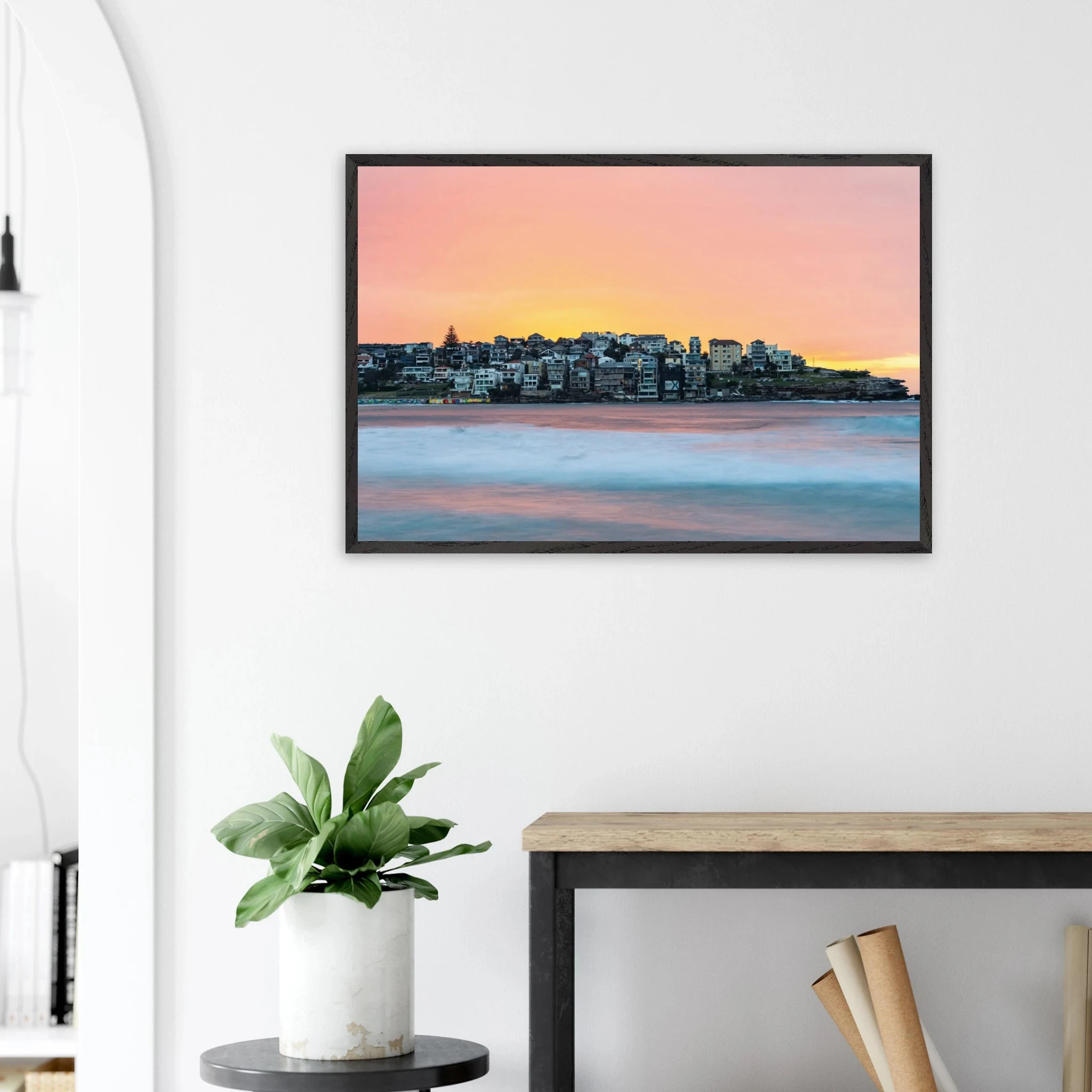 Bondi Beach, Australien – Ikonischer Stadtstrand im Osten Sydneys mit klassischem Beachbreak und Surfkultur-Geschichte. Poster im Galerie-Holzrahmen.