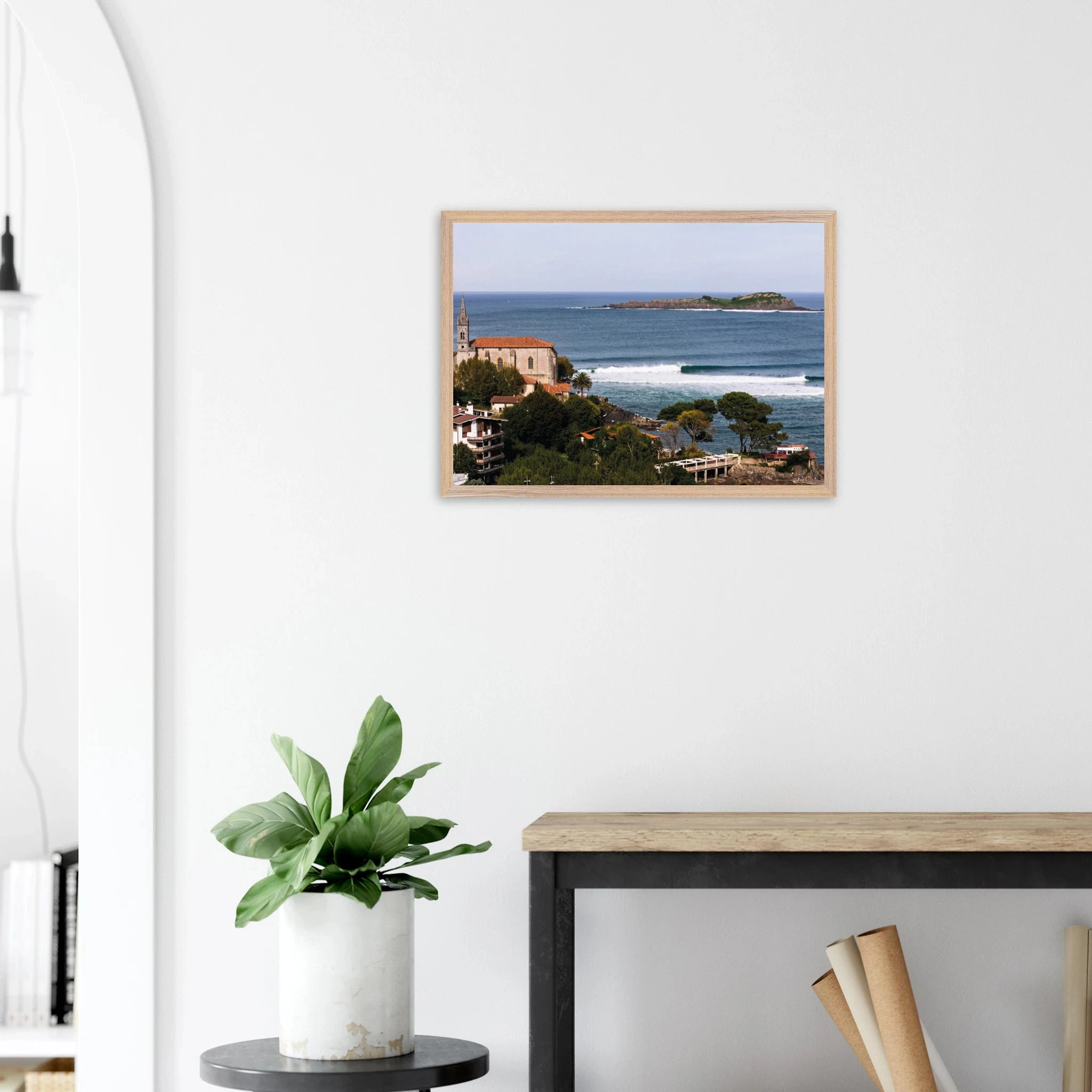 Mundaka, Spanien – Linke Flussmündungswelle im Baskenland, eine der längsten Barrels Europas. Poster im Galerie-Holzrahmen.