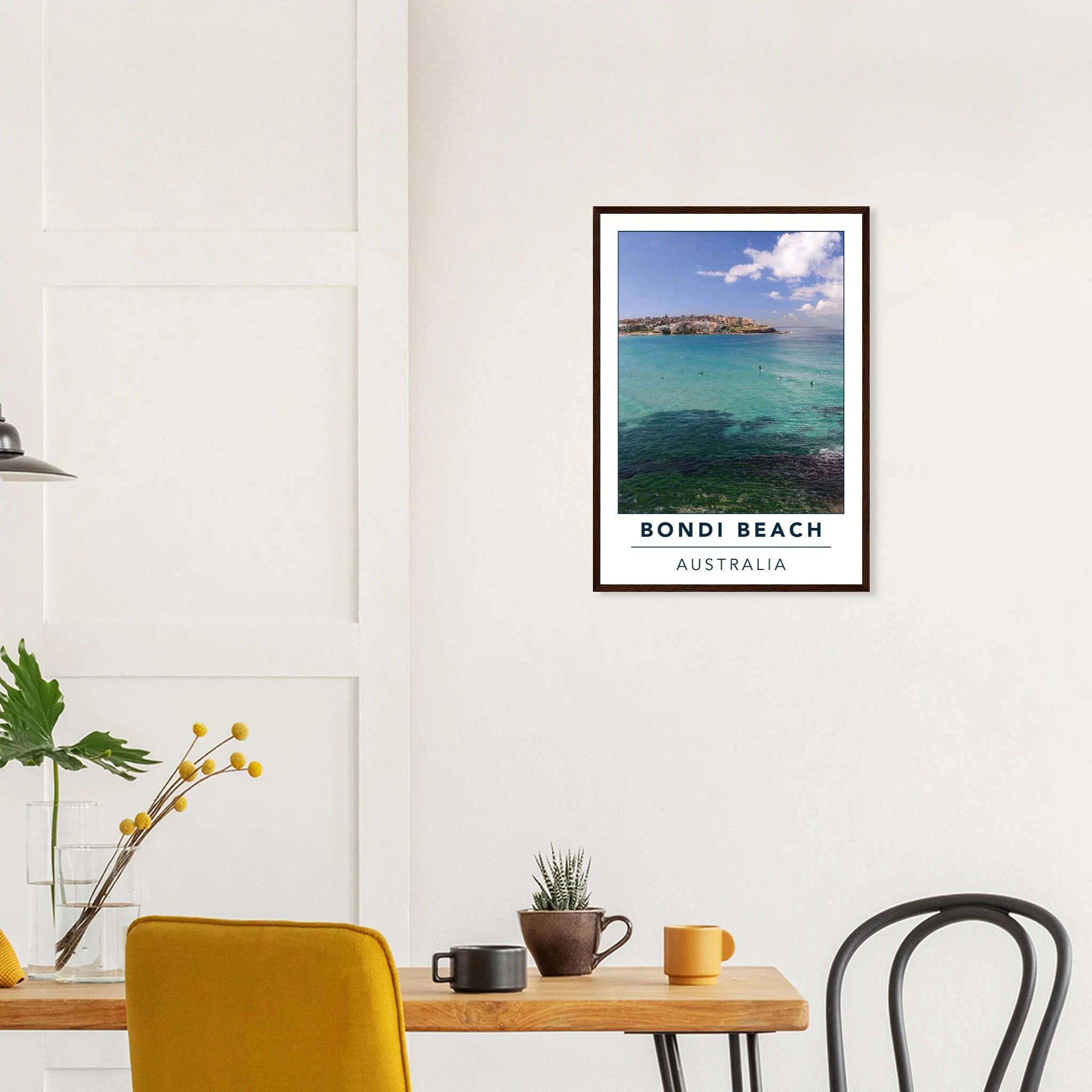 Bondi Beach, Australien – Ikonischer Stadtstrand im Osten Sydneys mit klassischem Beachbreak und Surfkultur-Geschichte. Poster im Holzrahmen.