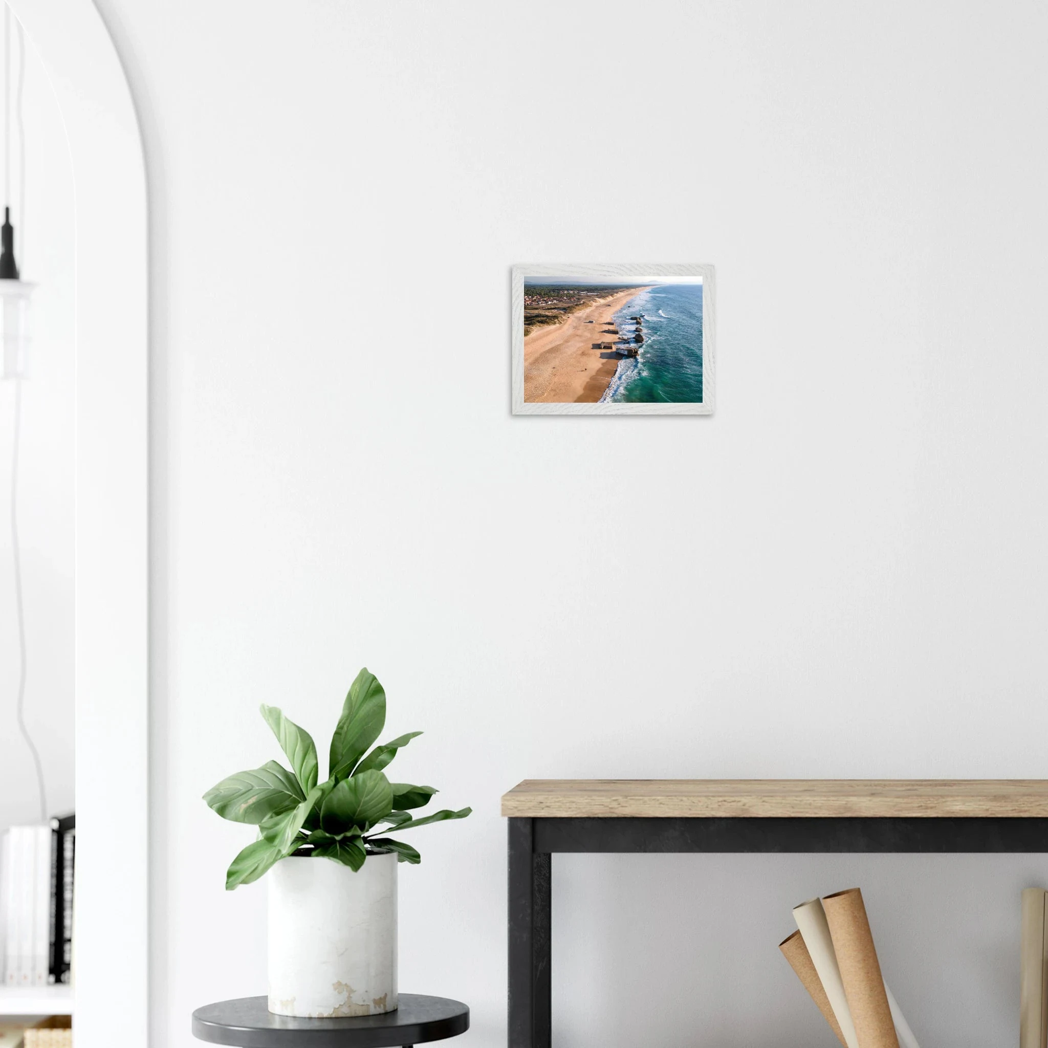 Capbreton, Frankreich – Hafenstadt an der französischen Atlantikküste mit Gouf-Canyon vor der Küste und kräftigen Beachbreaks. Poster im Galerie-Holzrahmen.