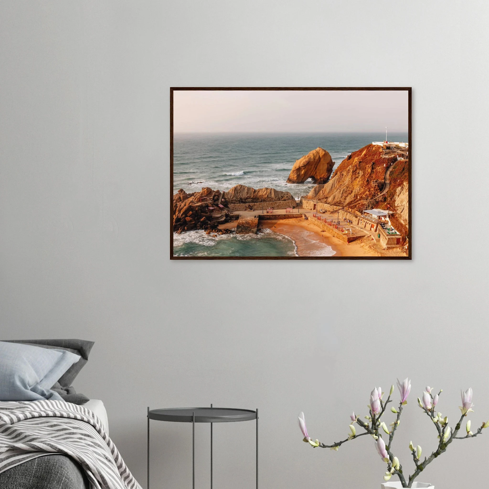 Santa Cruz, Spanien – Kanarische Hauptstadt Teneriffas mit Reefbreaks an der Nordküste wie El Confital. Poster im Holzrahmen.
