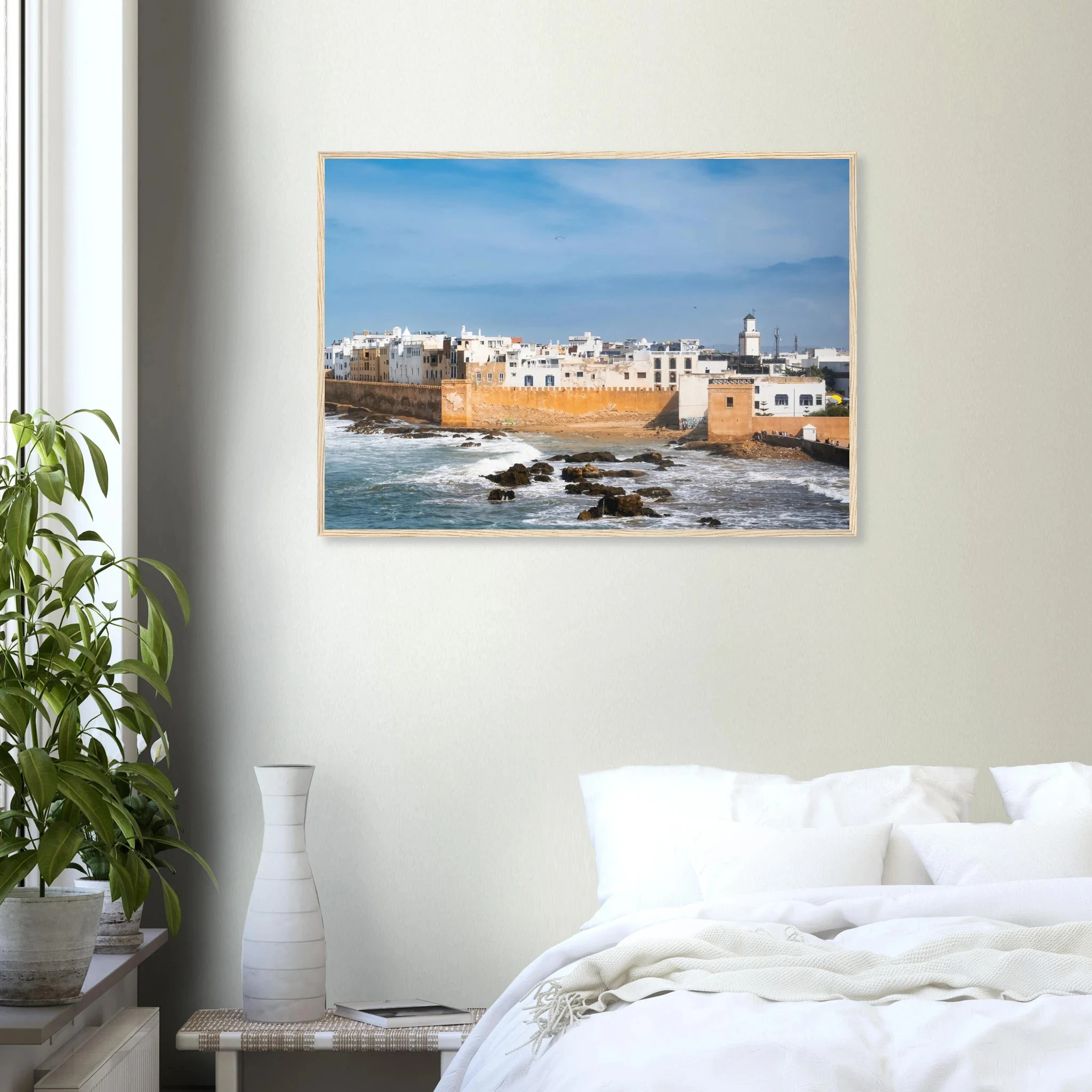 Essaouira, Marokko – Windumtoste Hafenstadt am Atlantik mit Medina-Kulisse und beständigen Wind- und Wellenbedingungen. Poster im Holzrahmen.