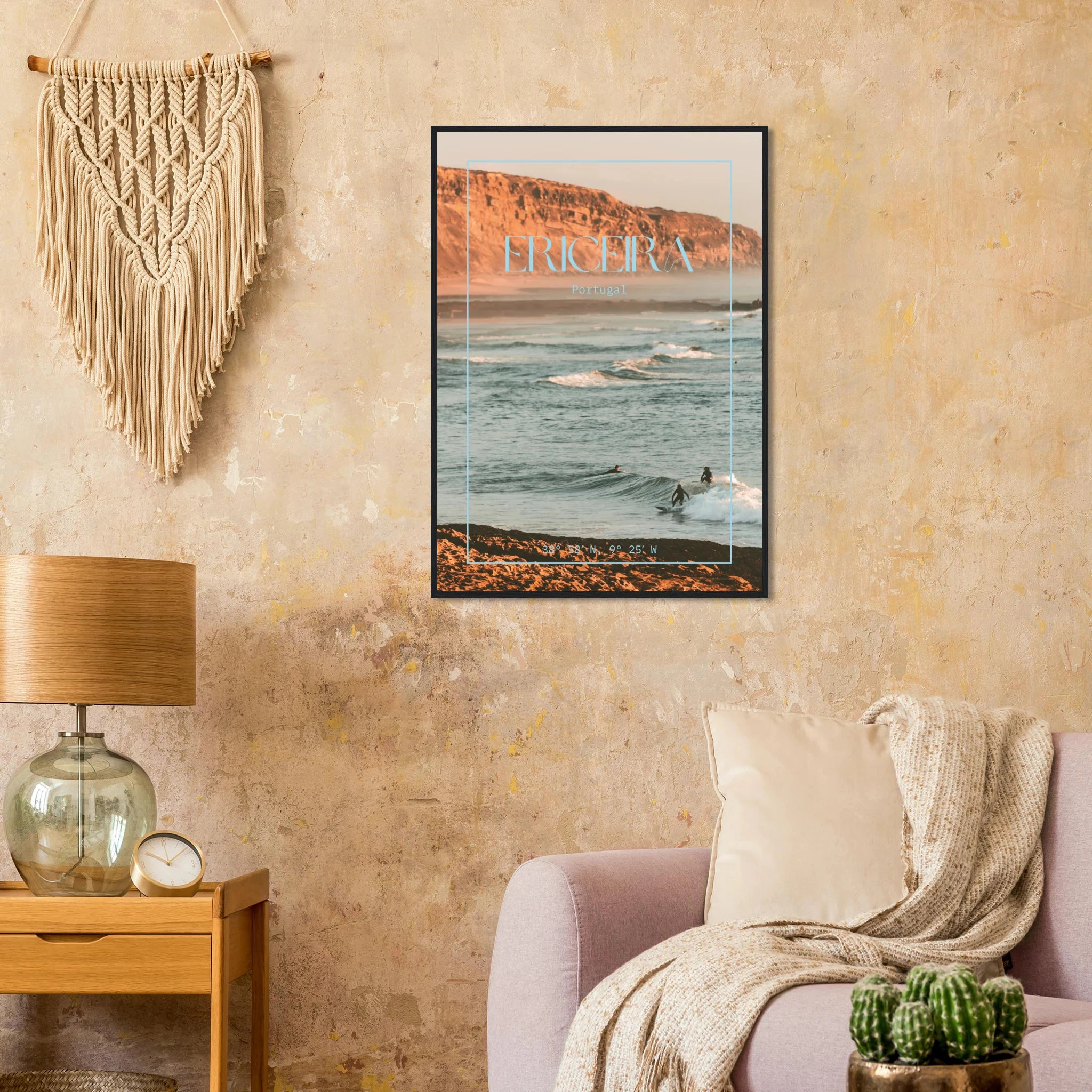 Ericeira, Portugal – World Surfing Reserve nördlich von Lissabon mit Reefbreaks wie Coxos und Ribeira d'Ilhas. Poster im Holzrahmen.
