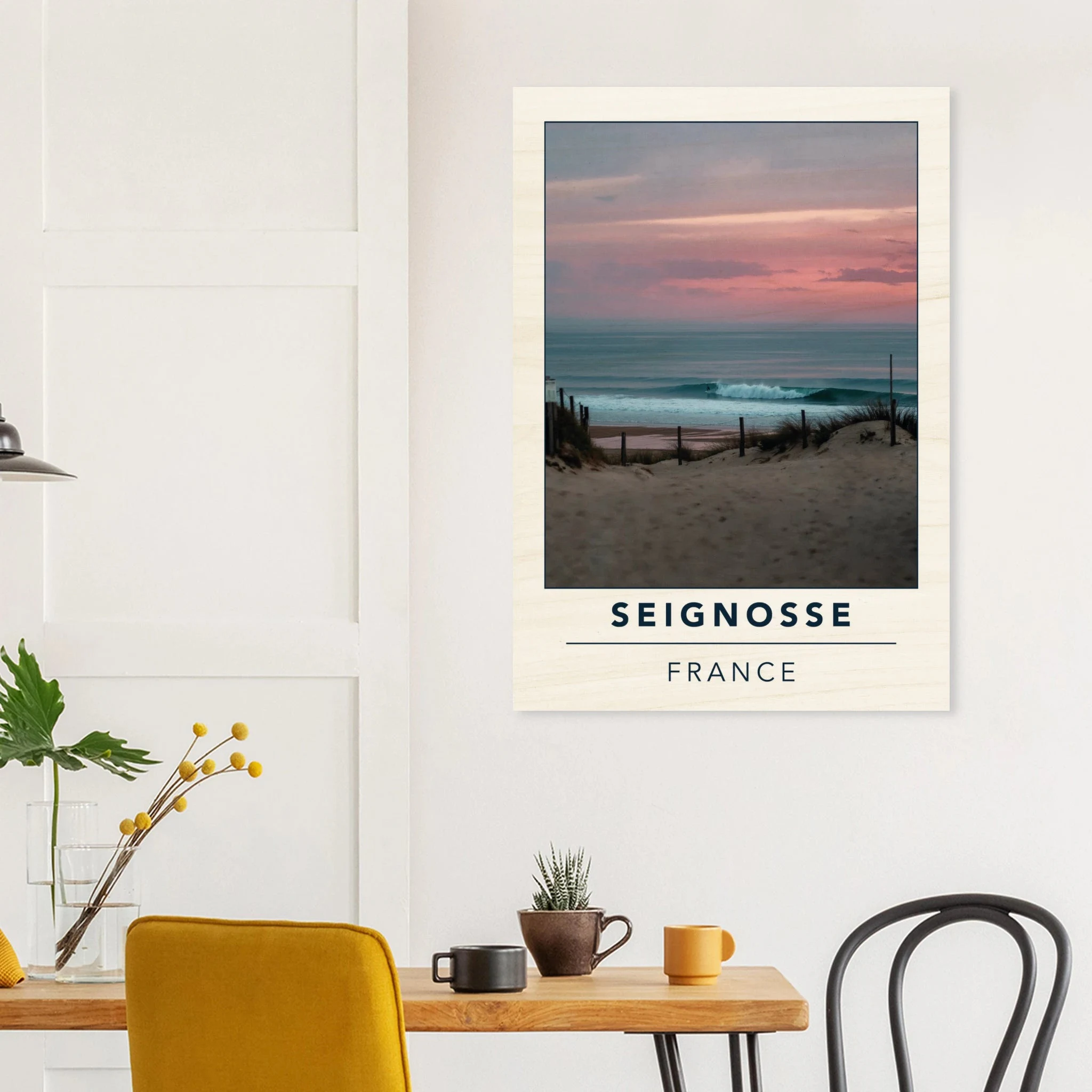 Seignosse, Frankreich – Dünenstrand in den Landes mit hohlen Beachbreaks und ausgeprägter Herbstsaison. Kunstdruck auf Holz.