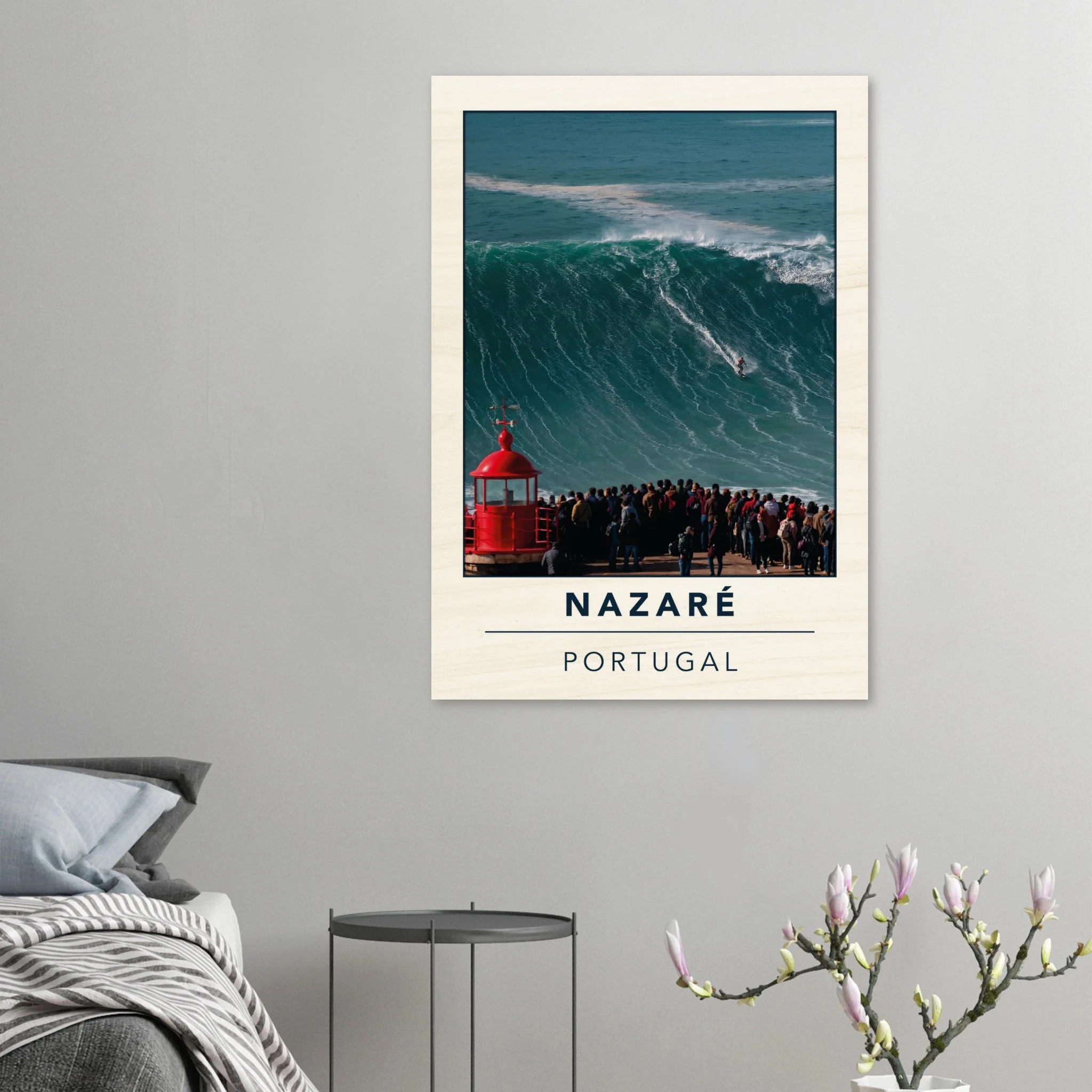 Nazaré, Portugal – Praia do Norte, weltgrößte Big-Wave-Welle Europas an der portugiesischen Atlantikküste. Kunstdruck auf Holz.