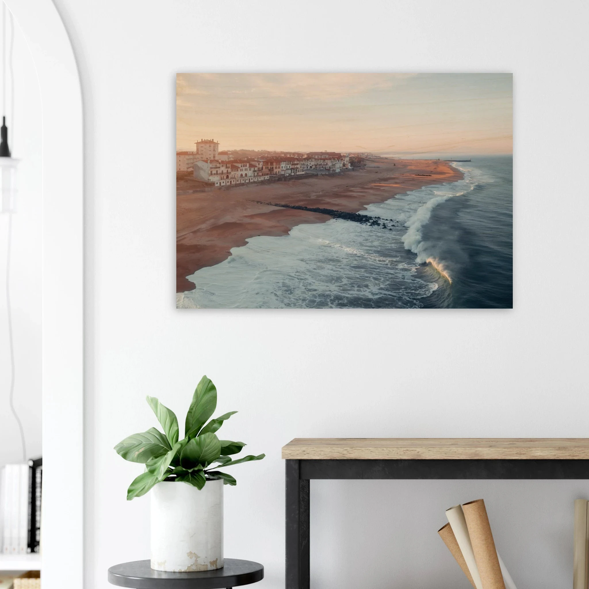 Hossegor, Frankreich – Beachbreak-Hotspot in den Landes, Austragungsort der WSL-Quiksilver-Pro-Wettkämpfe. Kunstdruck auf Holz.