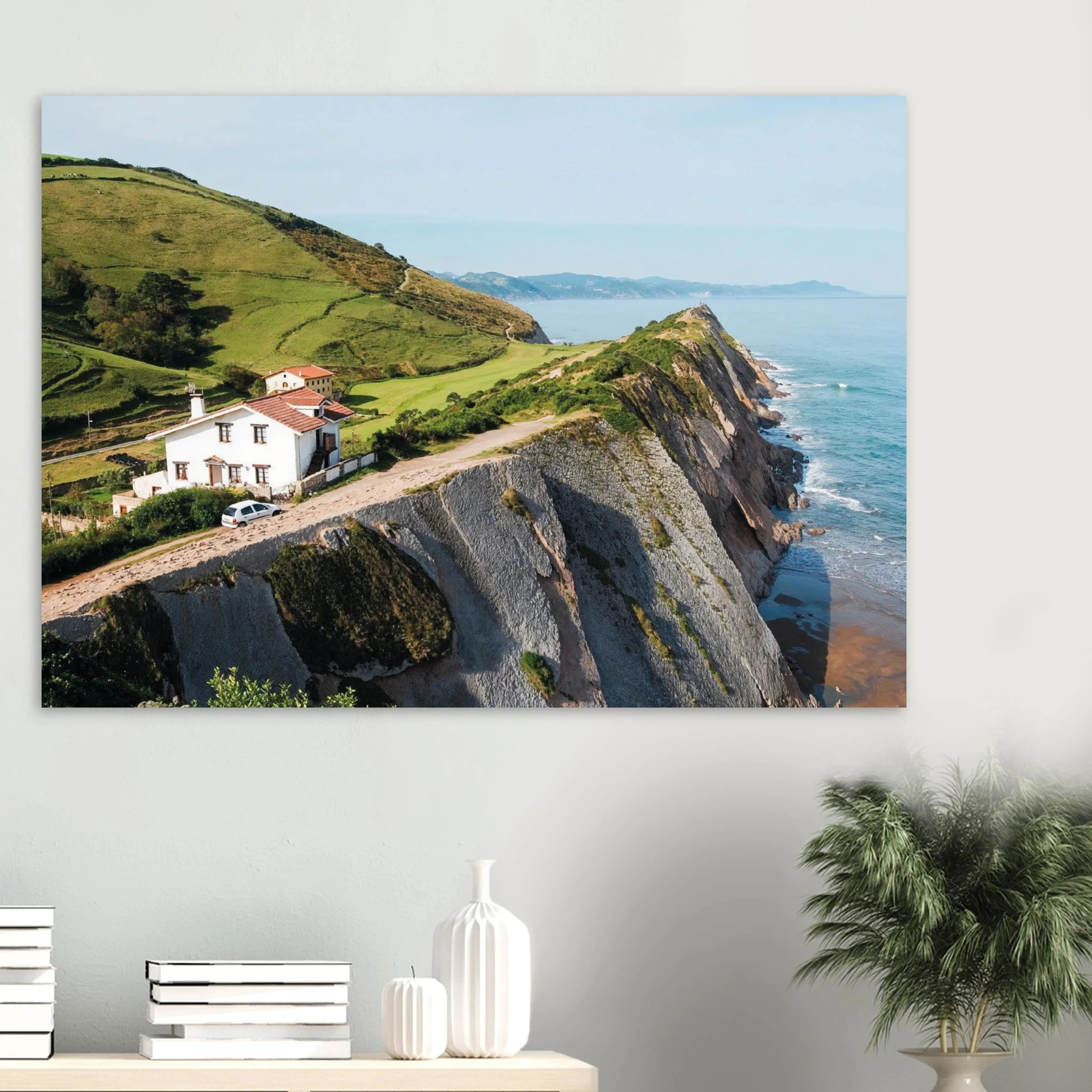 San Vicente de la Barquera, Spanien – Kantabrisches Fischerstädtchen mit Beachbreak Merón und Bergkulisse der Picos de Europa. Poster.