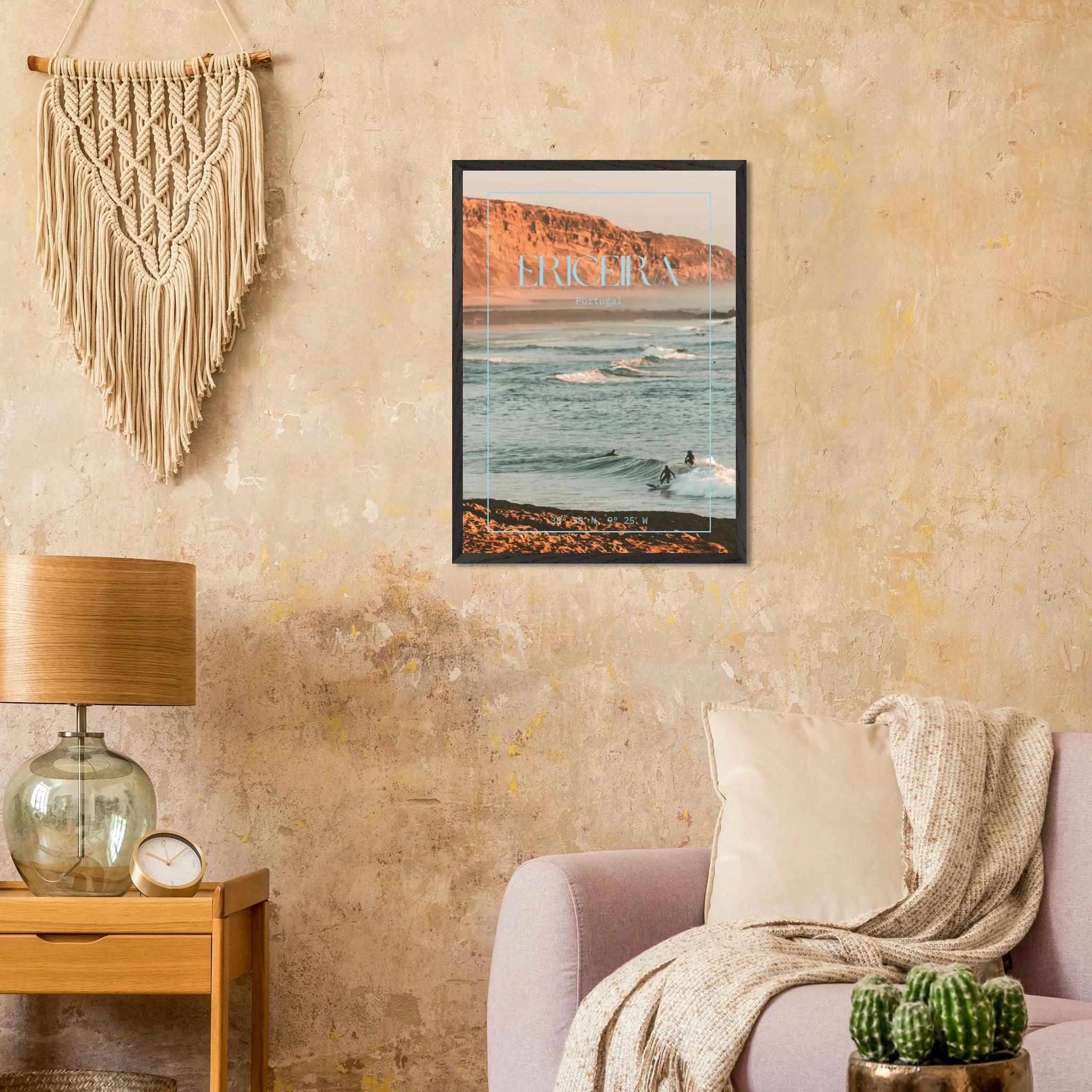 Ericeira, Portugal – World Surfing Reserve nördlich von Lissabon mit Reefbreaks wie Coxos und Ribeira d'Ilhas. Poster im Galerie-Holzrahmen.