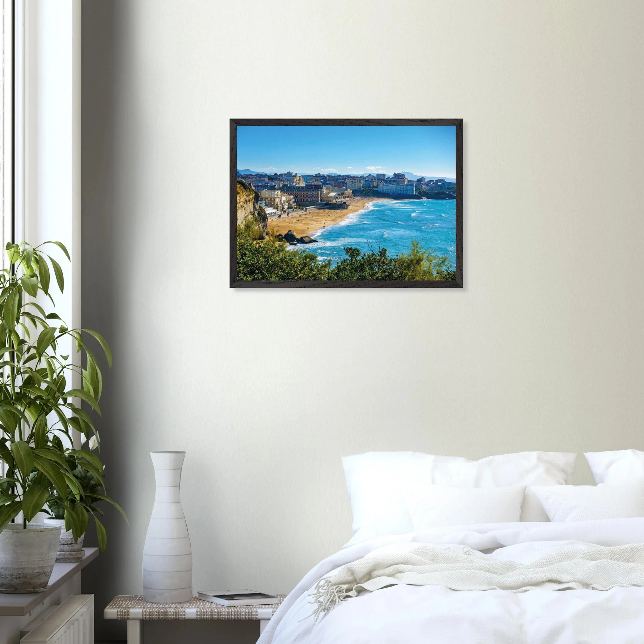 Biarritz, Frankreich – Mondäner Surfort am baskischen Atlantik, Wiege des europäischen Wellenreitens seit den 1950er-Jahren. Poster im Galerie-Holzrahmen.
