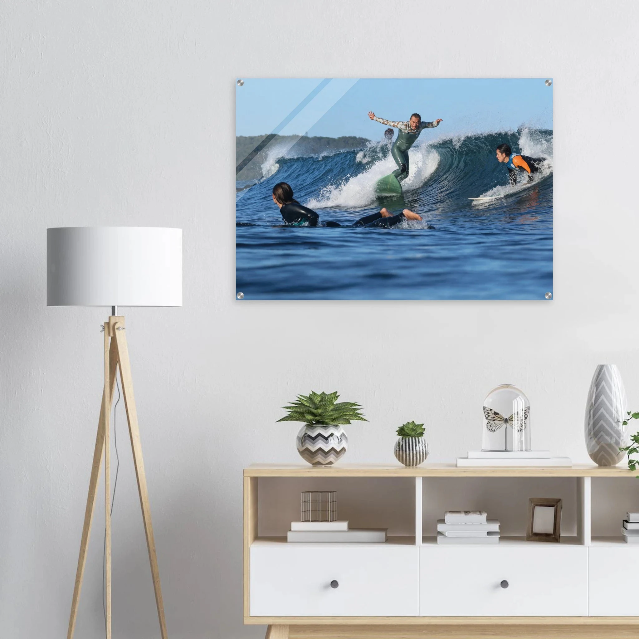 Shonan, Japan – Surfregion an der Sagami-Bucht südwestlich von Tokio, Wiege des japanischen Wellenreitens. Kunstdruck auf Acrylglas.