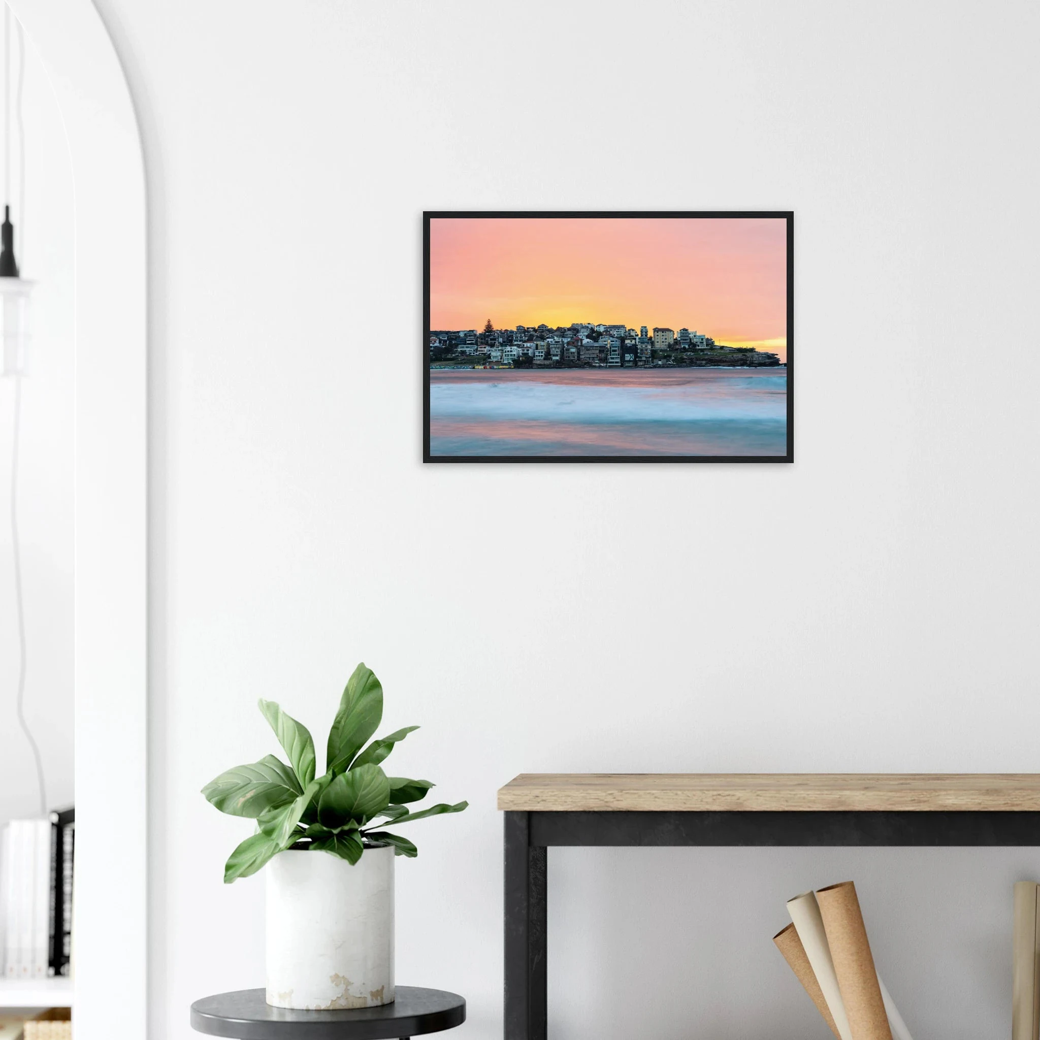 Bondi Beach, Australien – Ikonischer Stadtstrand im Osten Sydneys mit klassischem Beachbreak und Surfkultur-Geschichte. Poster im Holzrahmen.