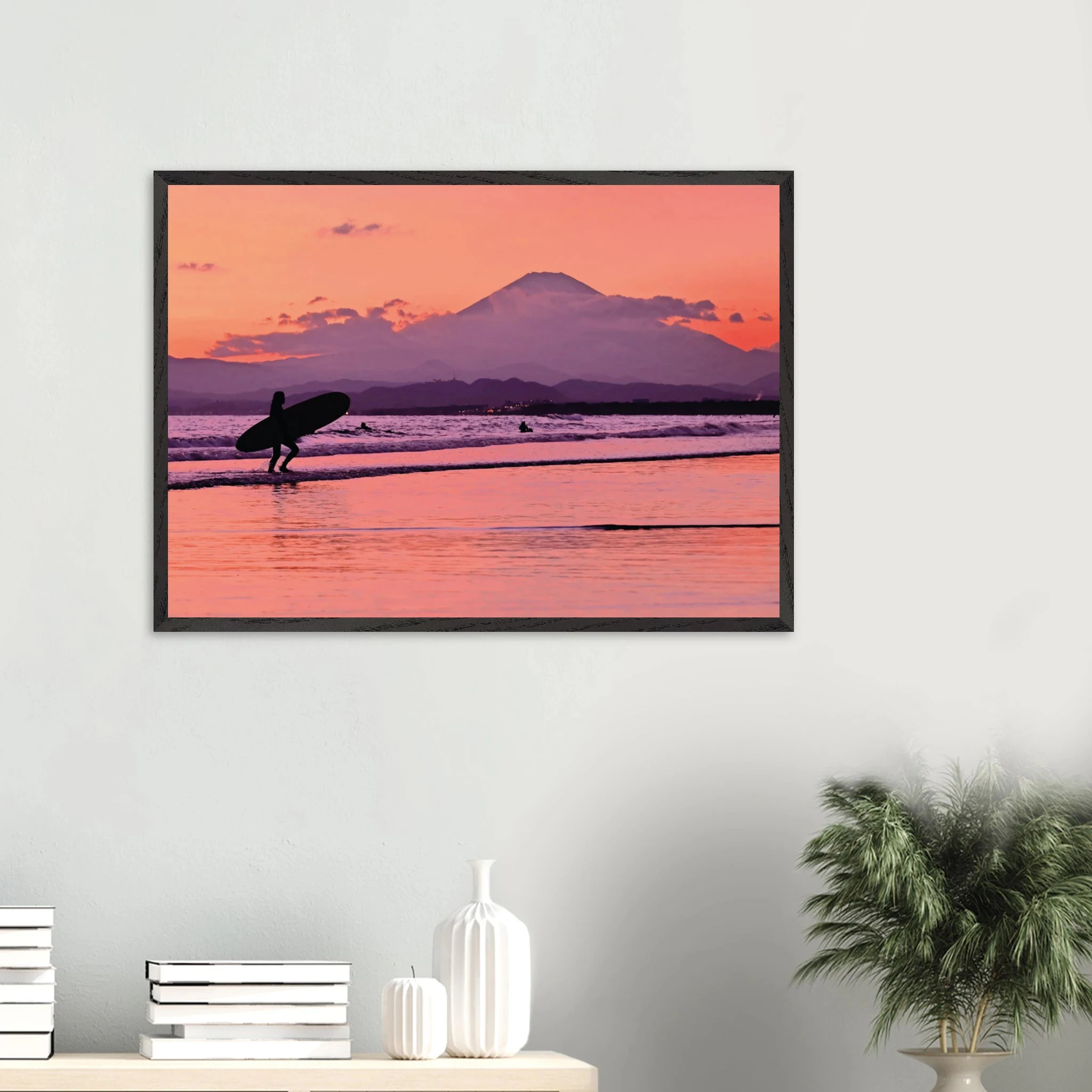 Shonan, Japan – Surfregion an der Sagami-Bucht südwestlich von Tokio, Wiege des japanischen Wellenreitens. Poster im Galerie-Holzrahmen.