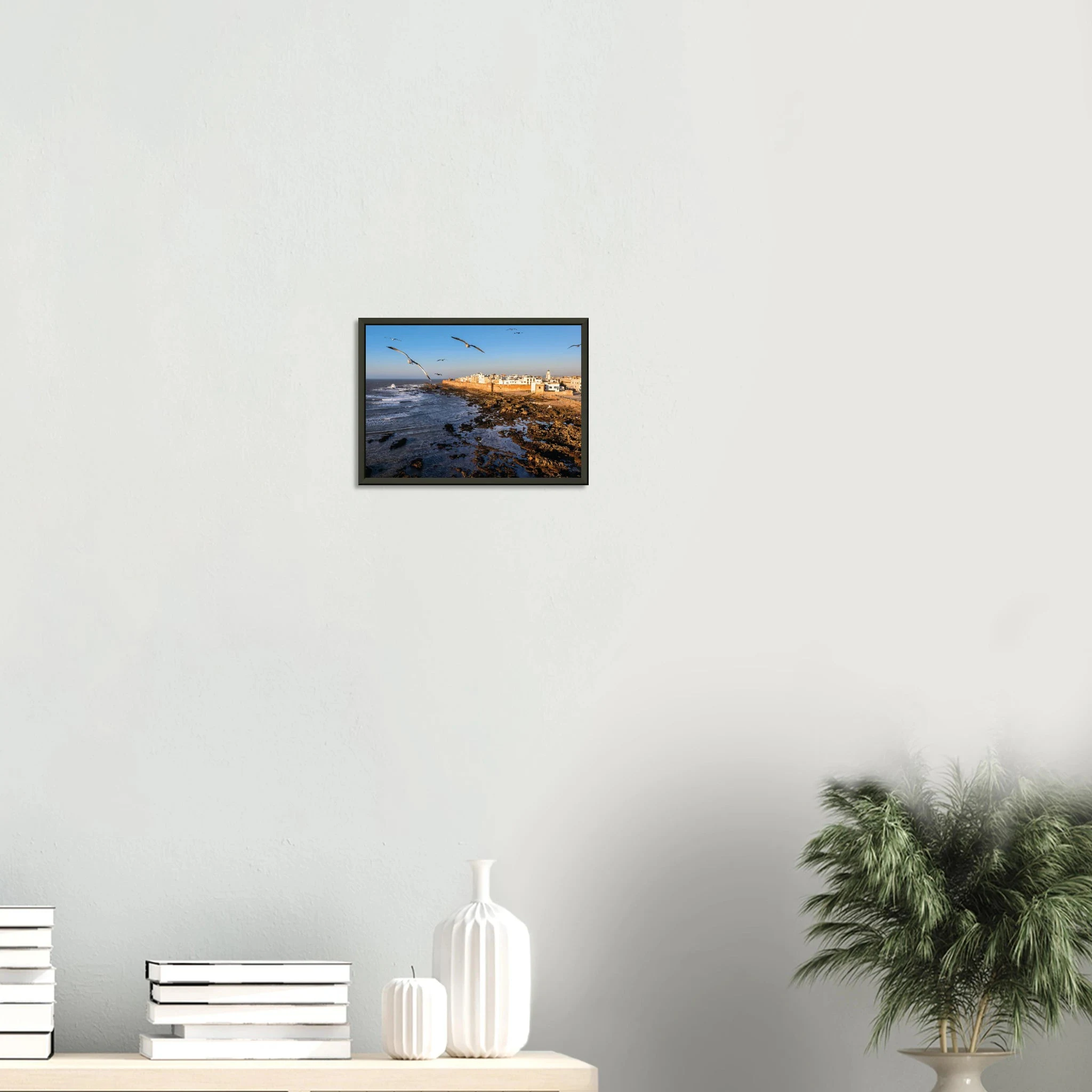 Essaouira, Marokko – Windumtoste Hafenstadt am Atlantik mit Medina-Kulisse und beständigen Wind- und Wellenbedingungen. Poster im Metallrahmen.