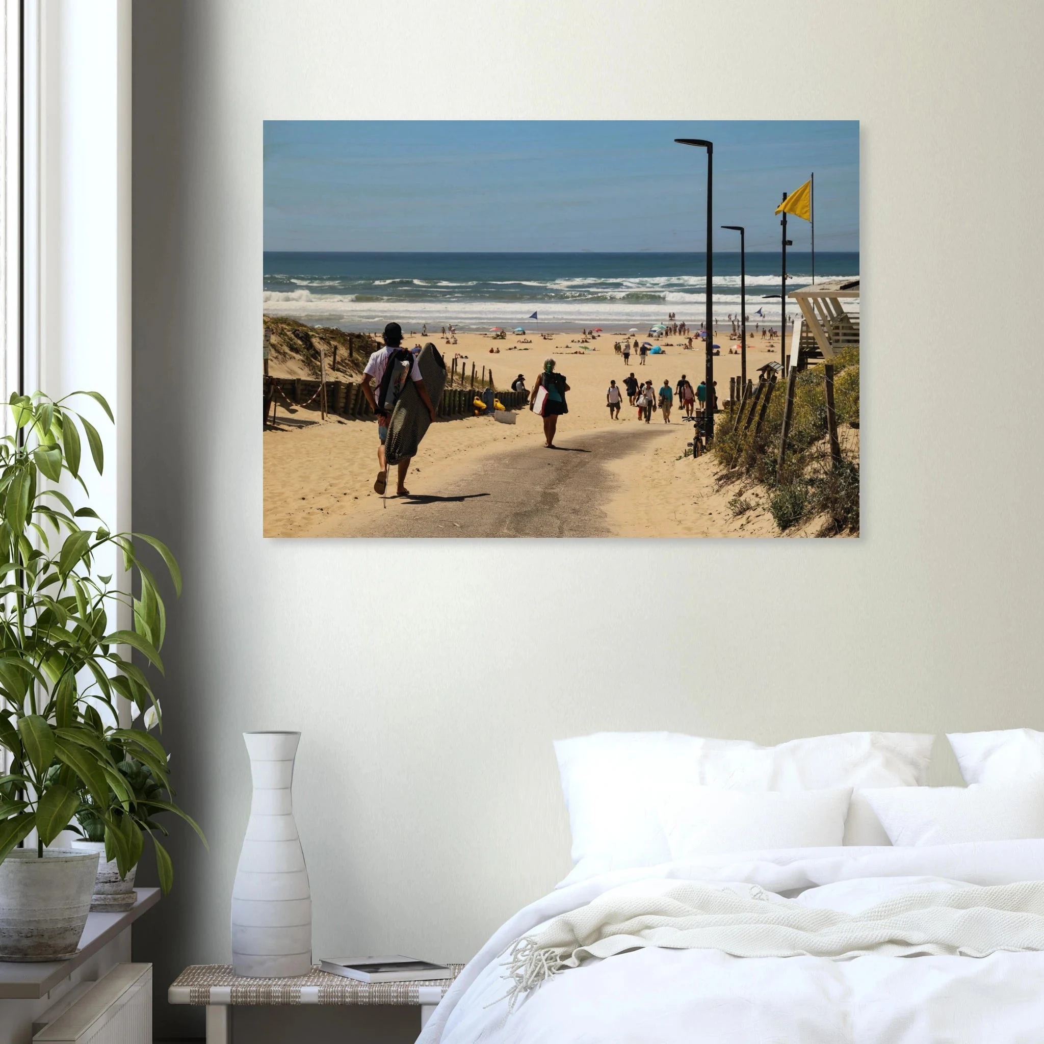 Moliets-et-Maa, Frankreich – Ruhiger Pinienwald-Strand in den Landes mit beständigem Atlantik-Swell für alle Levels. Kunstdruck auf Holz.