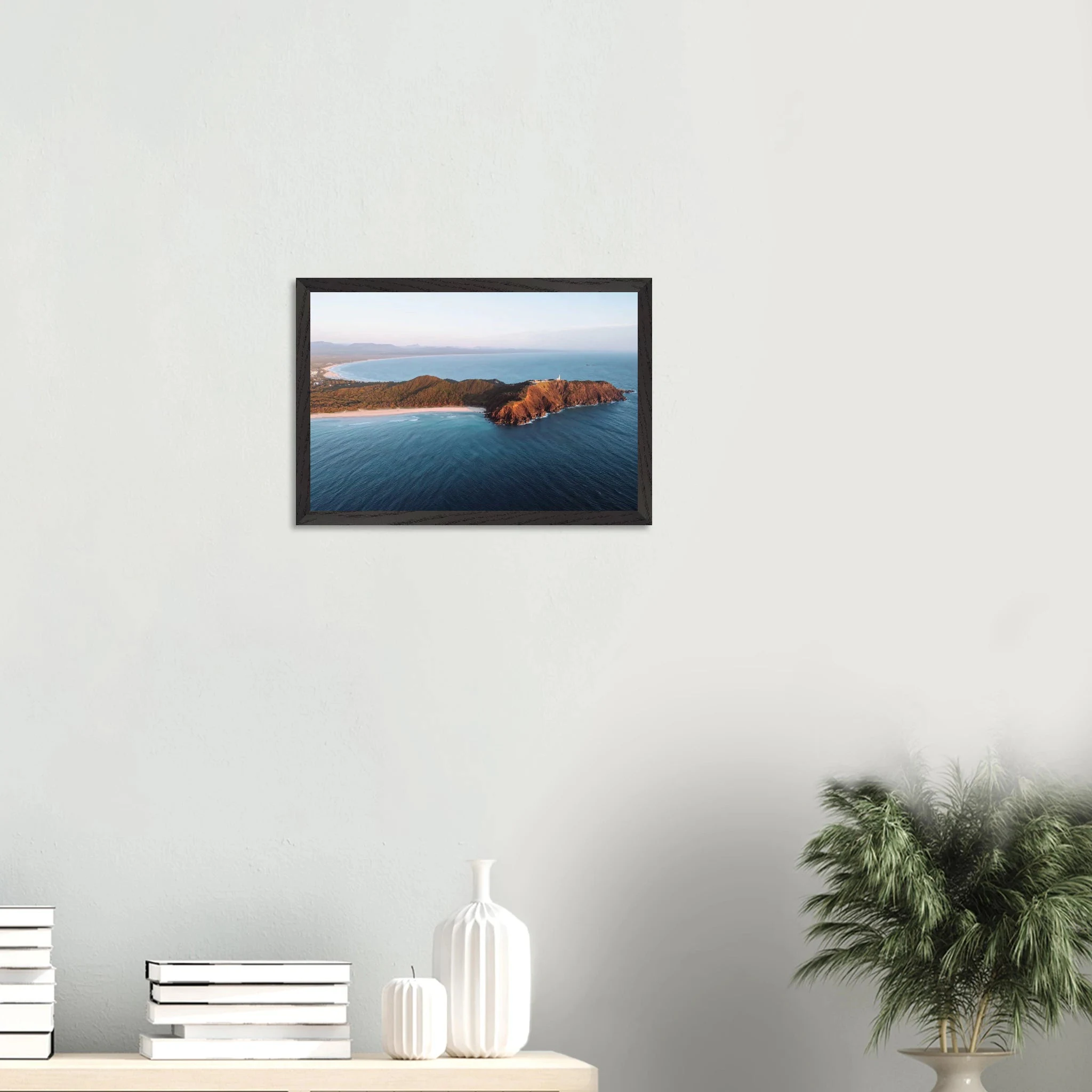 Byron Bay, Australien – Östlichster Punkt Australiens mit langen Pointbreaks und entspanntem Longboard-Flair. Poster im Galerie-Holzrahmen.