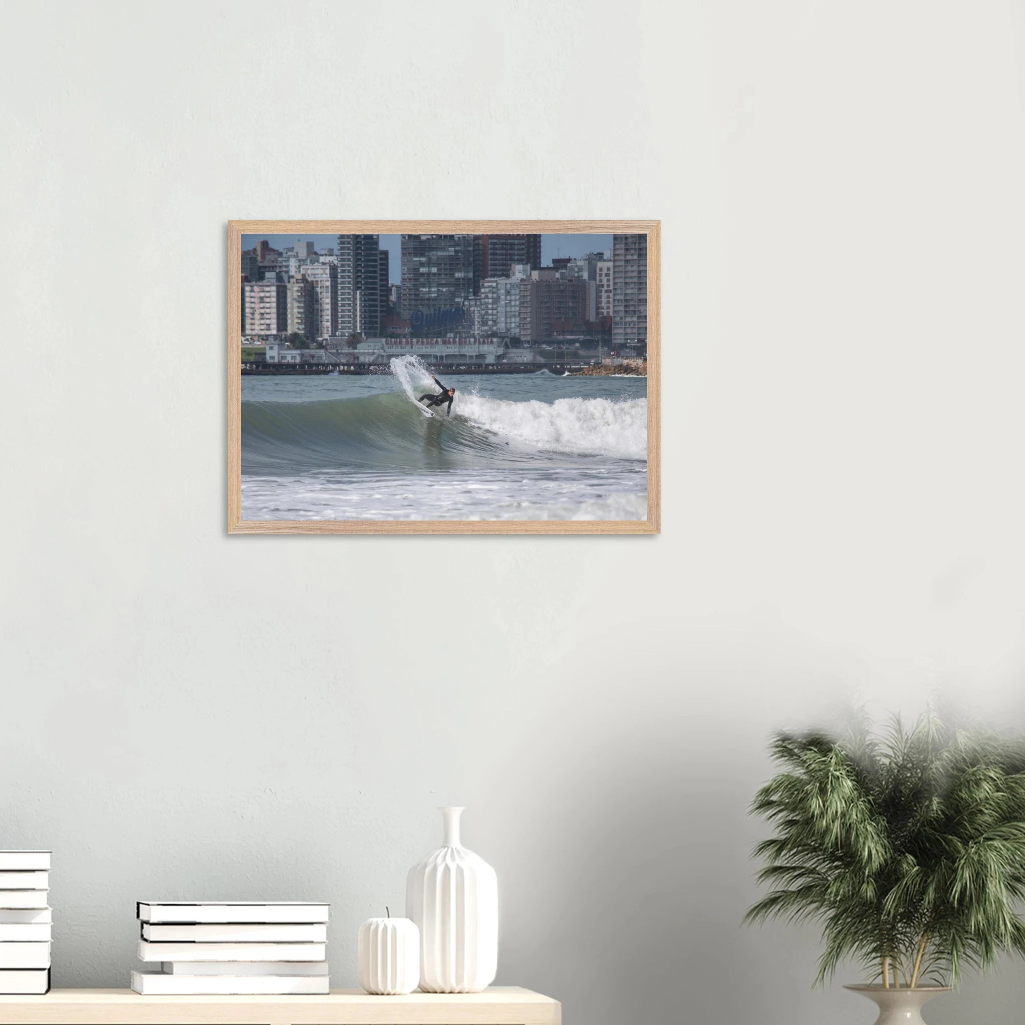 Mar del Plata, Argentinien – Atlantik-Badestadt südlich von Buenos Aires mit urbanen Beachbreaks und Pier-Wellen. Poster im Galerie-Holzrahmen.