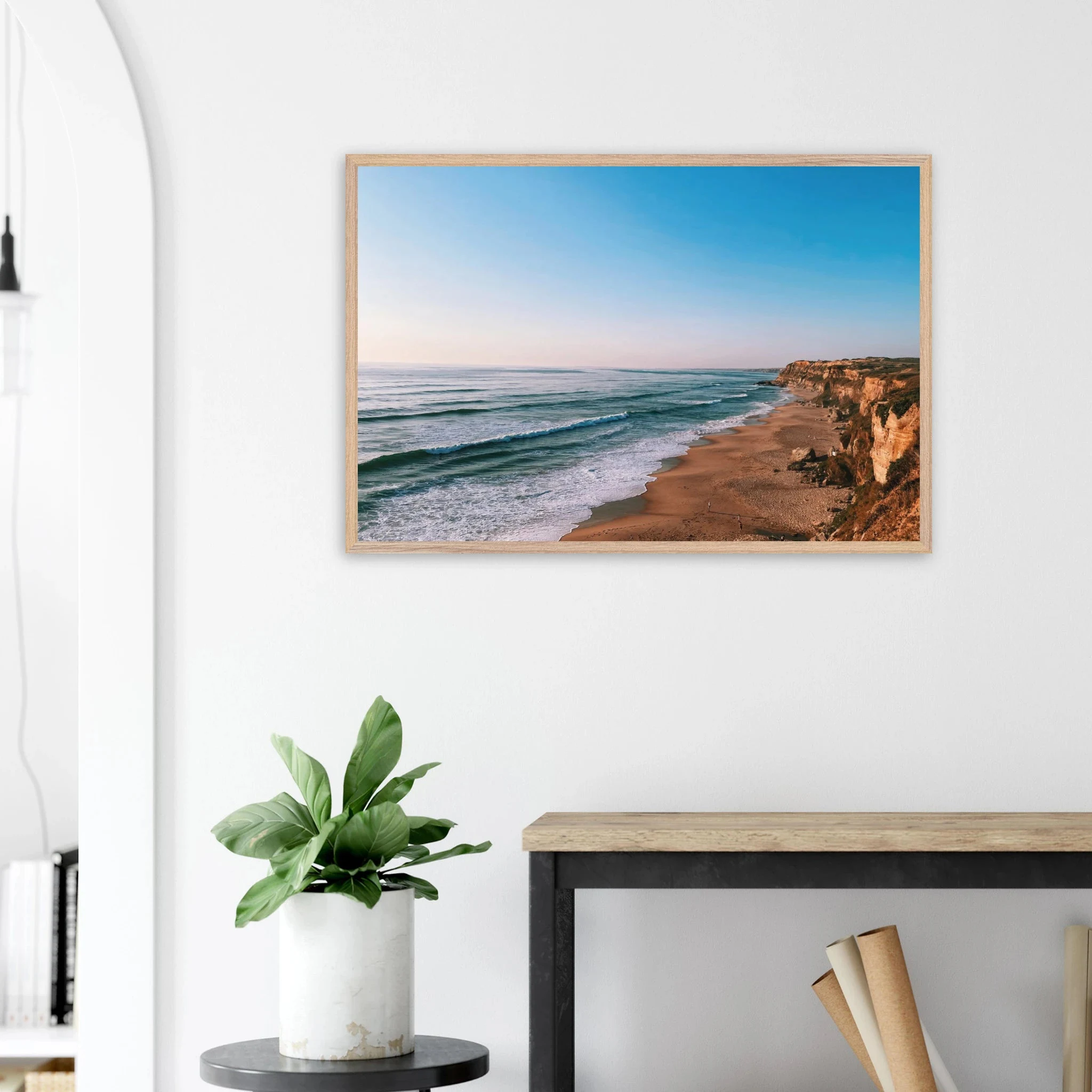 Santa Cruz, Spanien – Kanarische Hauptstadt Teneriffas mit Reefbreaks an der Nordküste wie El Confital. Poster im Galerie-Holzrahmen.