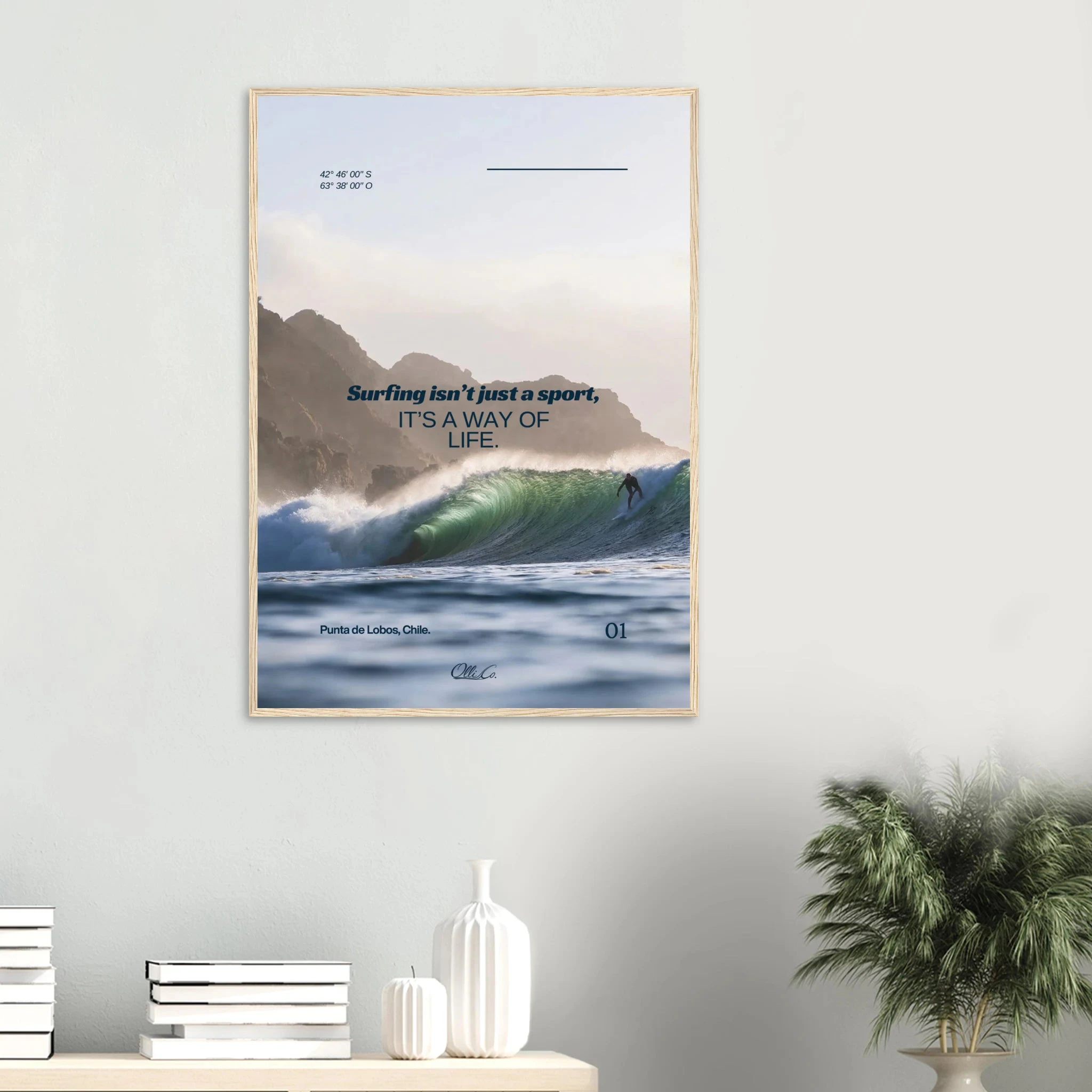 Punta de Lobos, Chile – Linker Pointbreak bei Pichilemu mit charakteristischen Felsnadeln Los Morros. Poster im Holzrahmen.