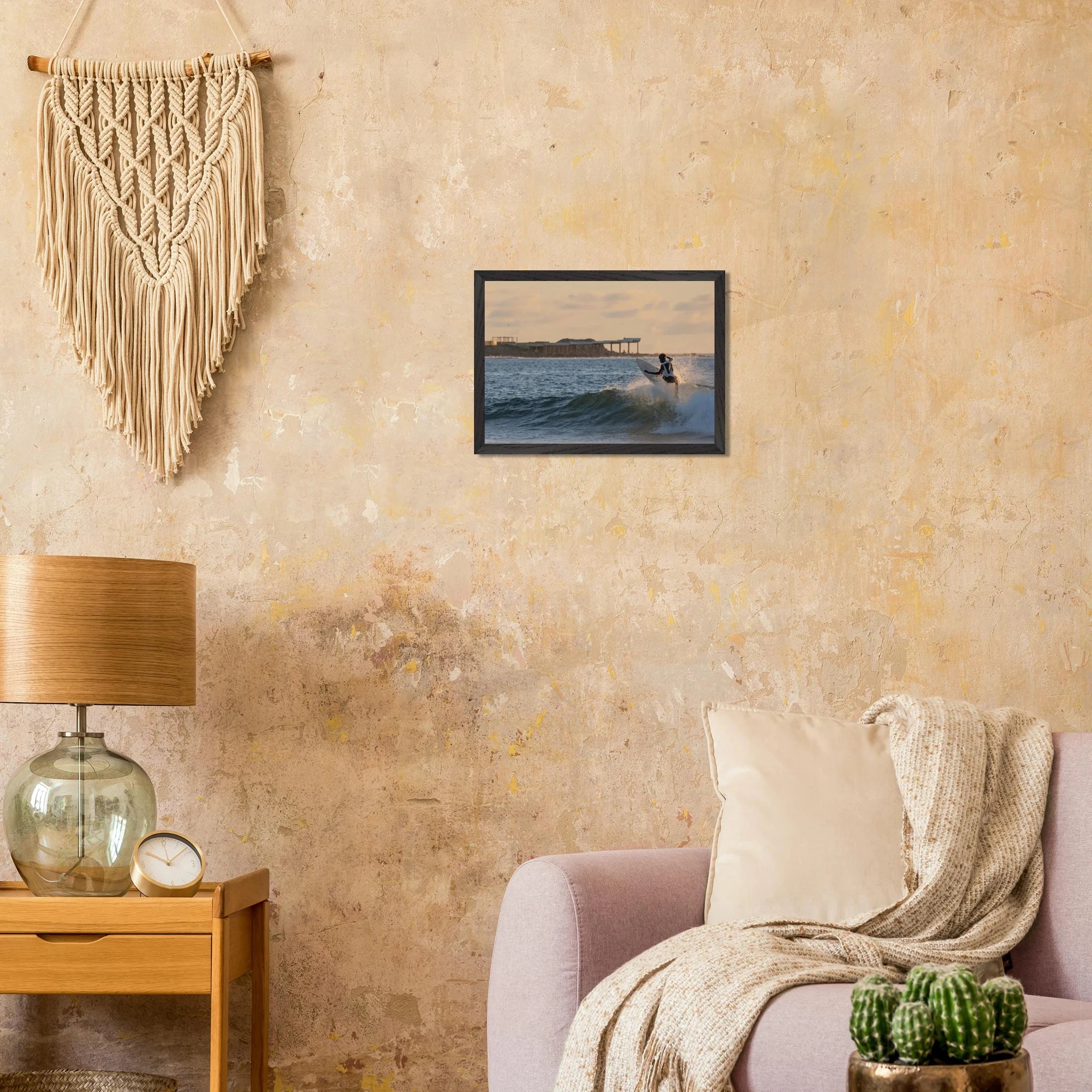 Busua, Ghana – Westafrikanisches Fischerdorf an der Goldküste mit konstantem Beachbreak und Surfschulen. Poster im Galerie-Holzrahmen.