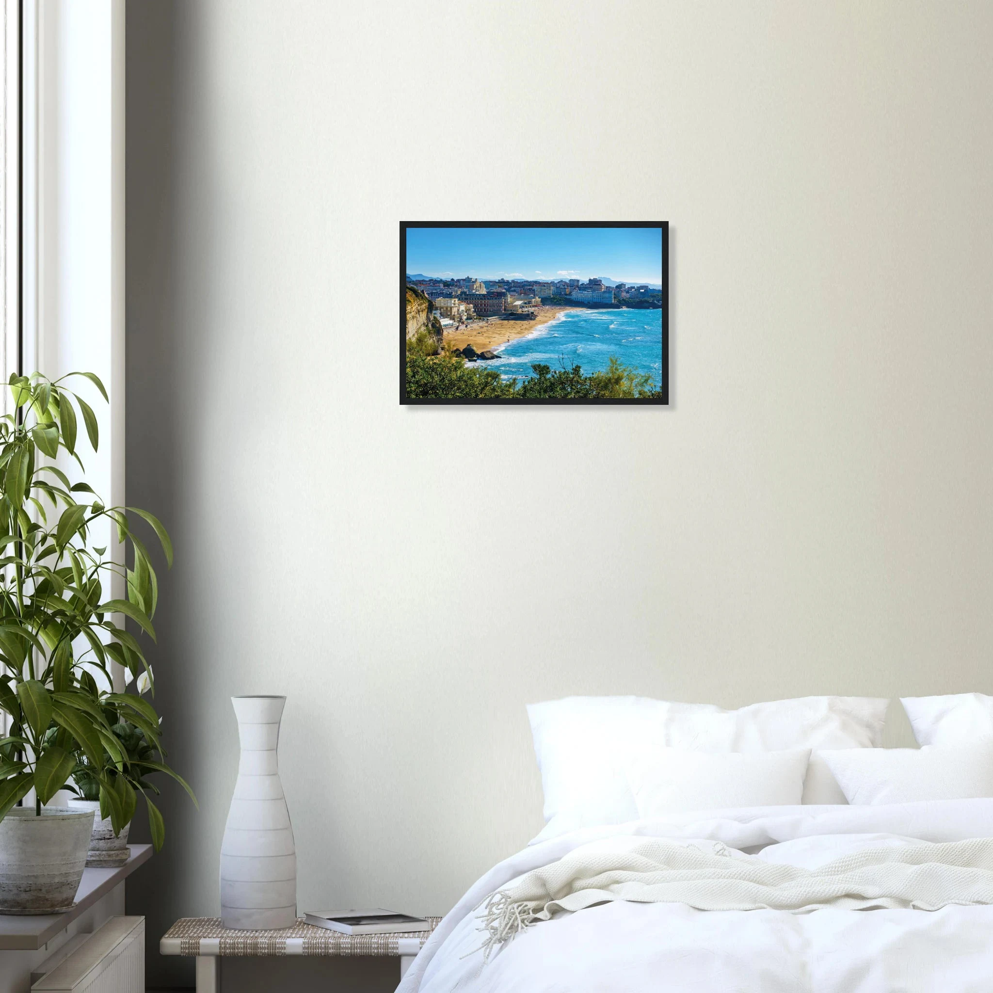 Biarritz, Frankreich – Mondäner Surfort am baskischen Atlantik, Wiege des europäischen Wellenreitens seit den 1950er-Jahren. Poster im Holzrahmen.