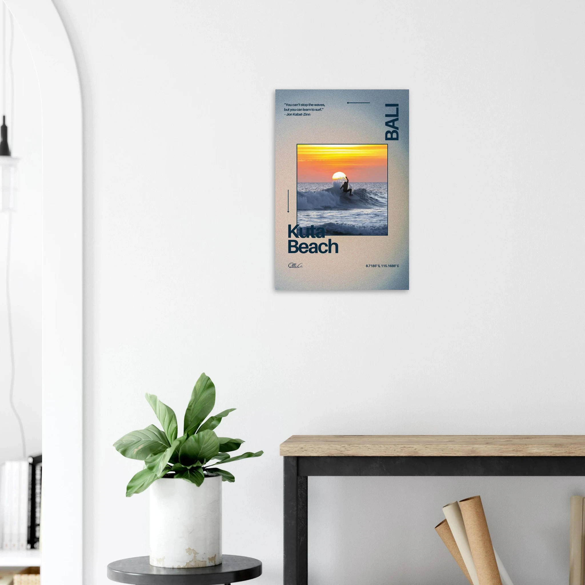 Kuta Beach, Bali (Indonesien) – Belebter Beachbreak im Süden Balis, klassischer Einsteiger-Spot mit weichen Wellen. Kunstdruck auf Alu-Dibond.