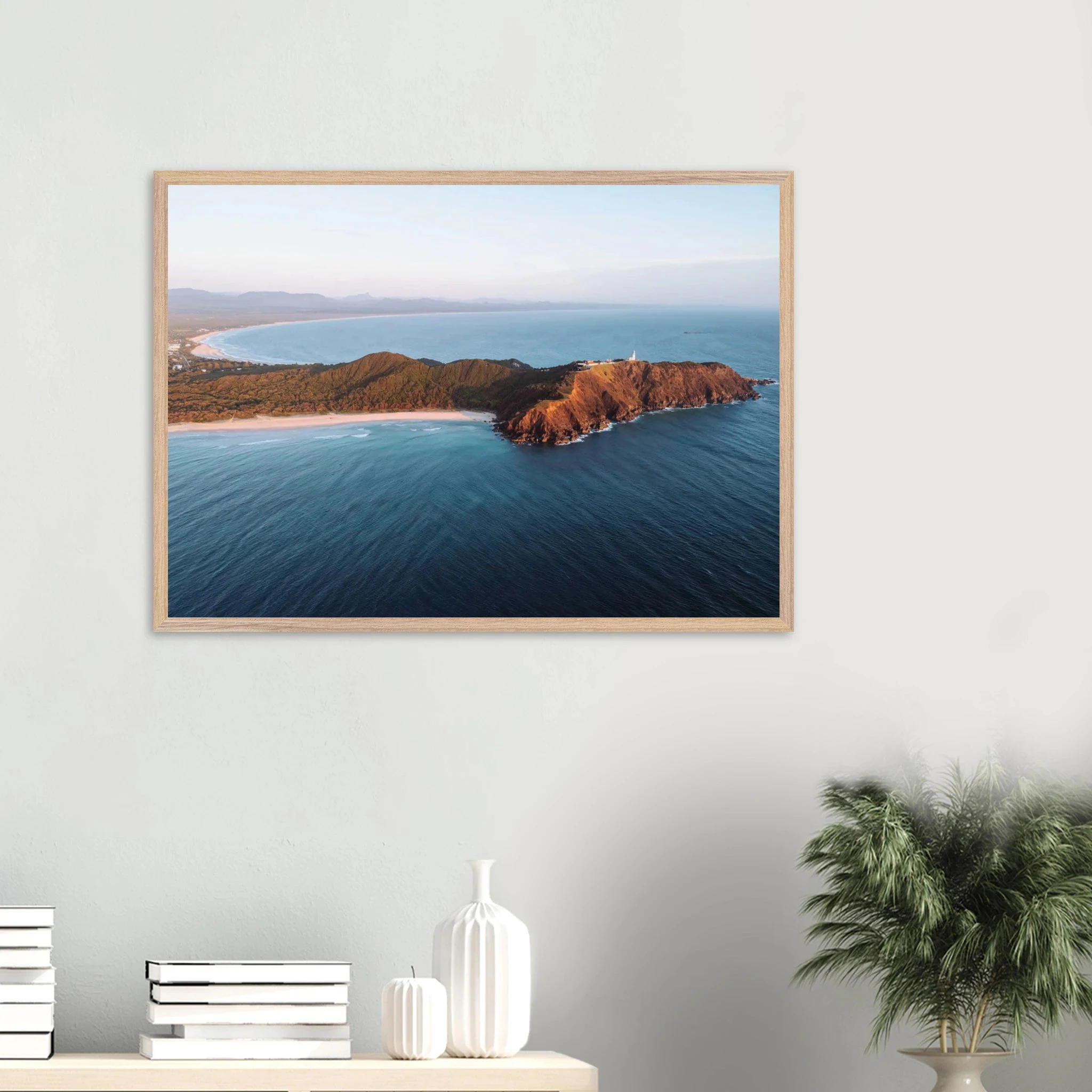 Byron Bay, Australien – Östlichster Punkt Australiens mit langen Pointbreaks und entspanntem Longboard-Flair. Poster im Galerie-Holzrahmen.