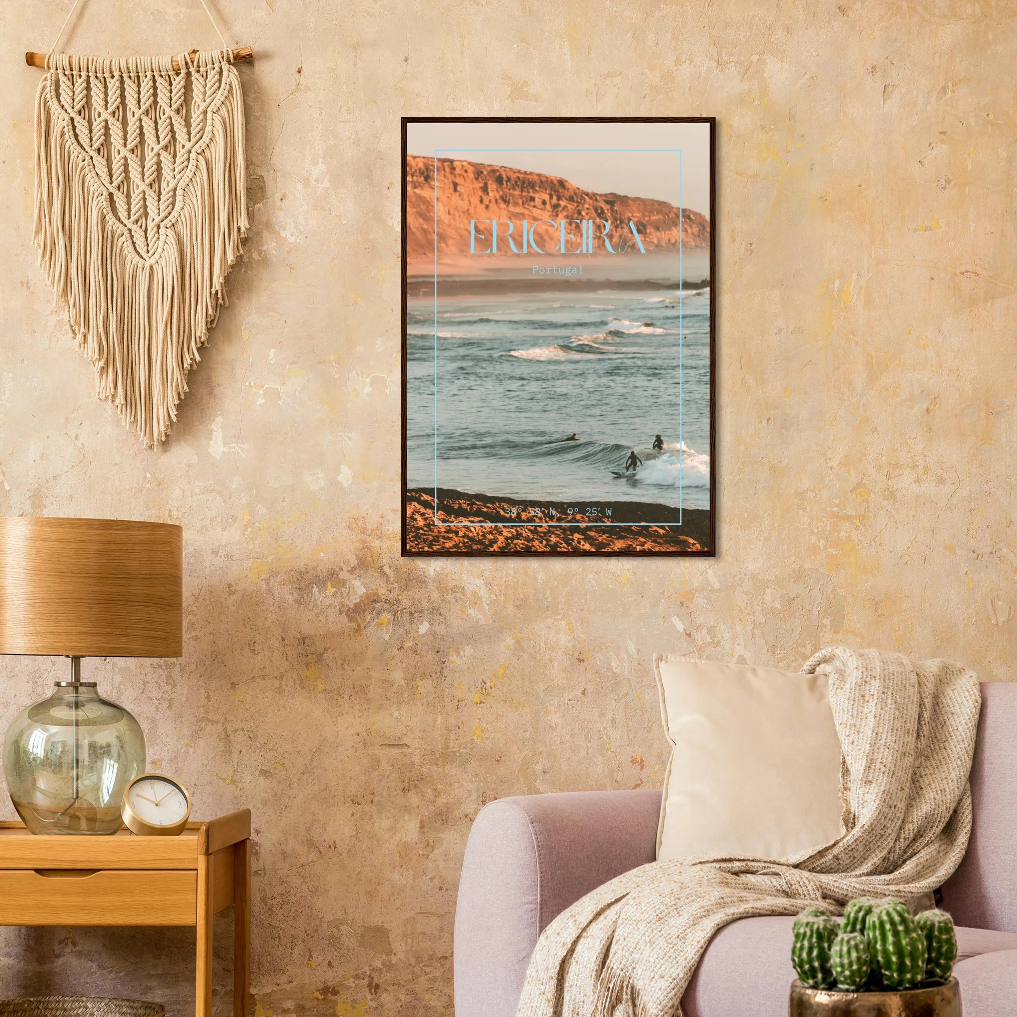 Ericeira, Portugal – World Surfing Reserve nördlich von Lissabon mit Reefbreaks wie Coxos und Ribeira d'Ilhas. Poster im Holzrahmen.