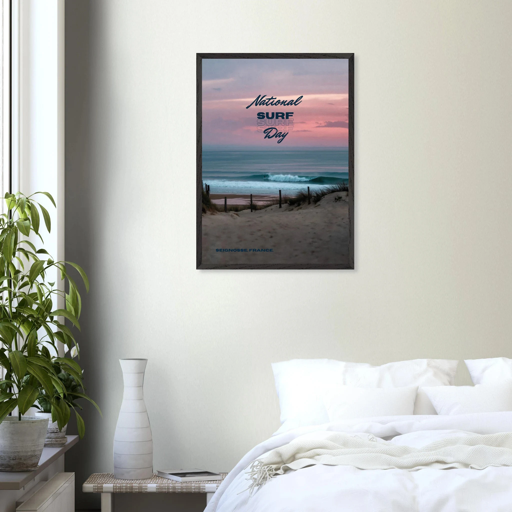 Seignosse, Frankreich – Dünenstrand in den Landes mit hohlen Beachbreaks und ausgeprägter Herbstsaison. Poster im Galerie-Holzrahmen.