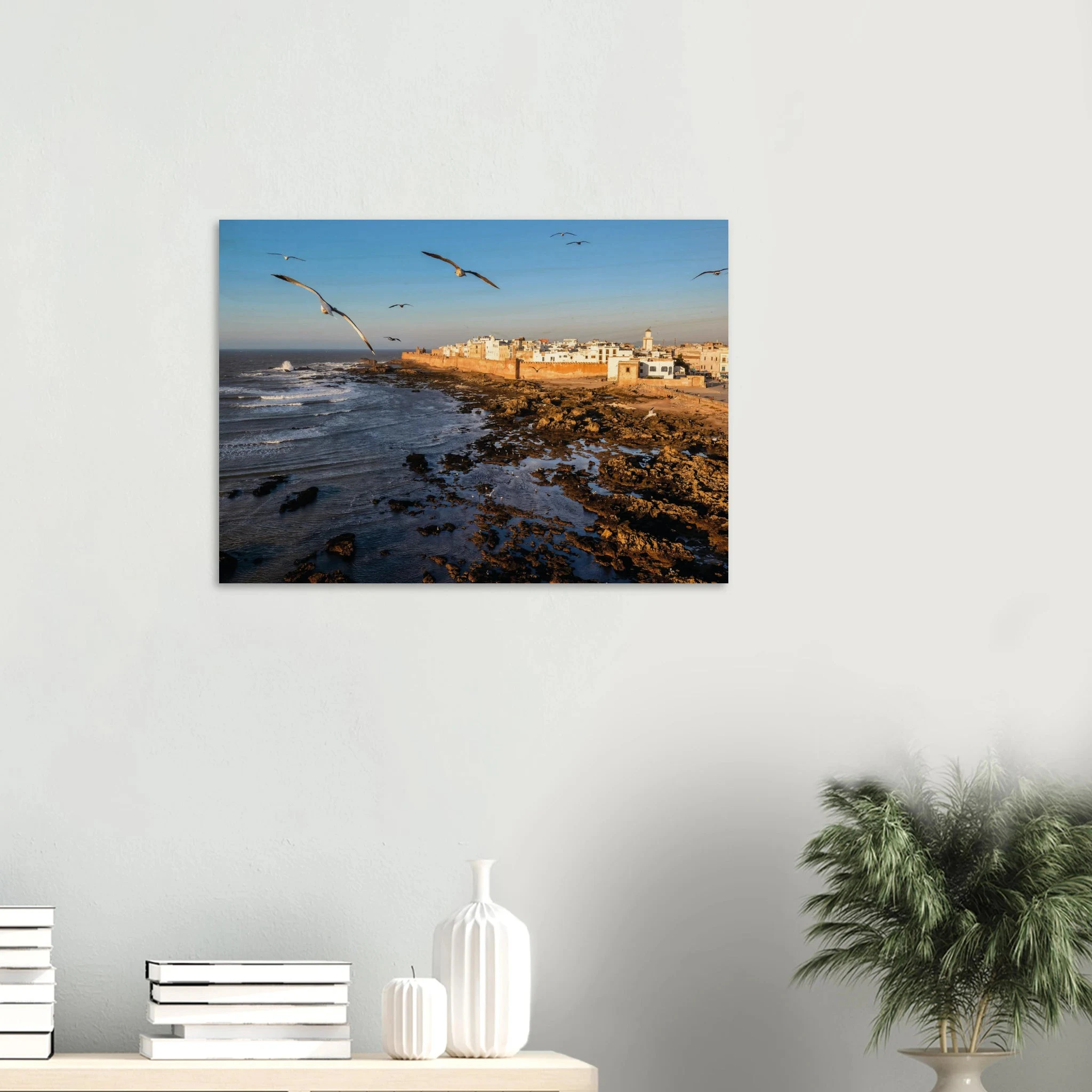 Essaouira, Marokko – Windumtoste Hafenstadt am Atlantik mit Medina-Kulisse und beständigen Wind- und Wellenbedingungen. Kunstdruck auf Holz.