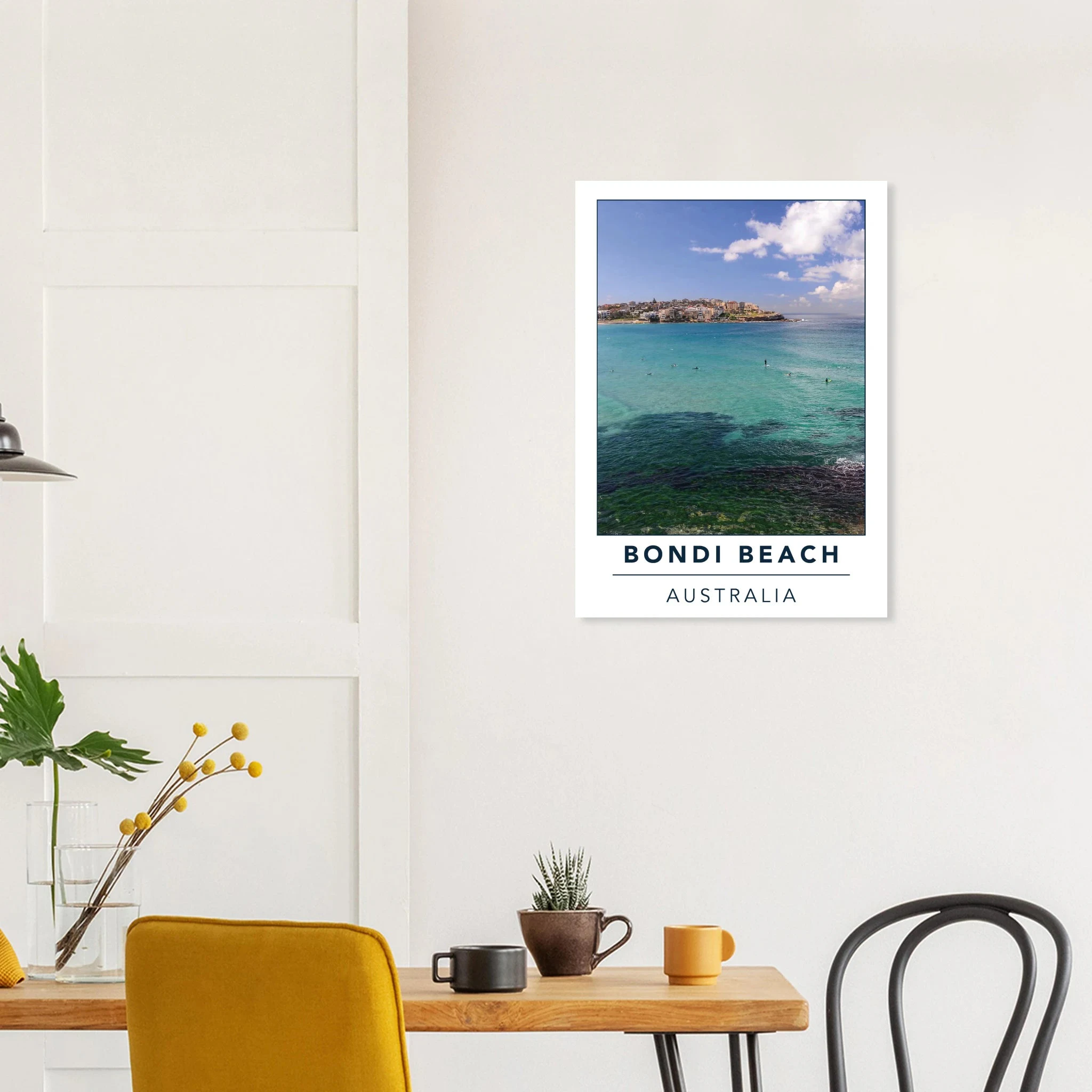 Bondi Beach, Australien – Ikonischer Stadtstrand im Osten Sydneys mit klassischem Beachbreak und Surfkultur-Geschichte. Poster.