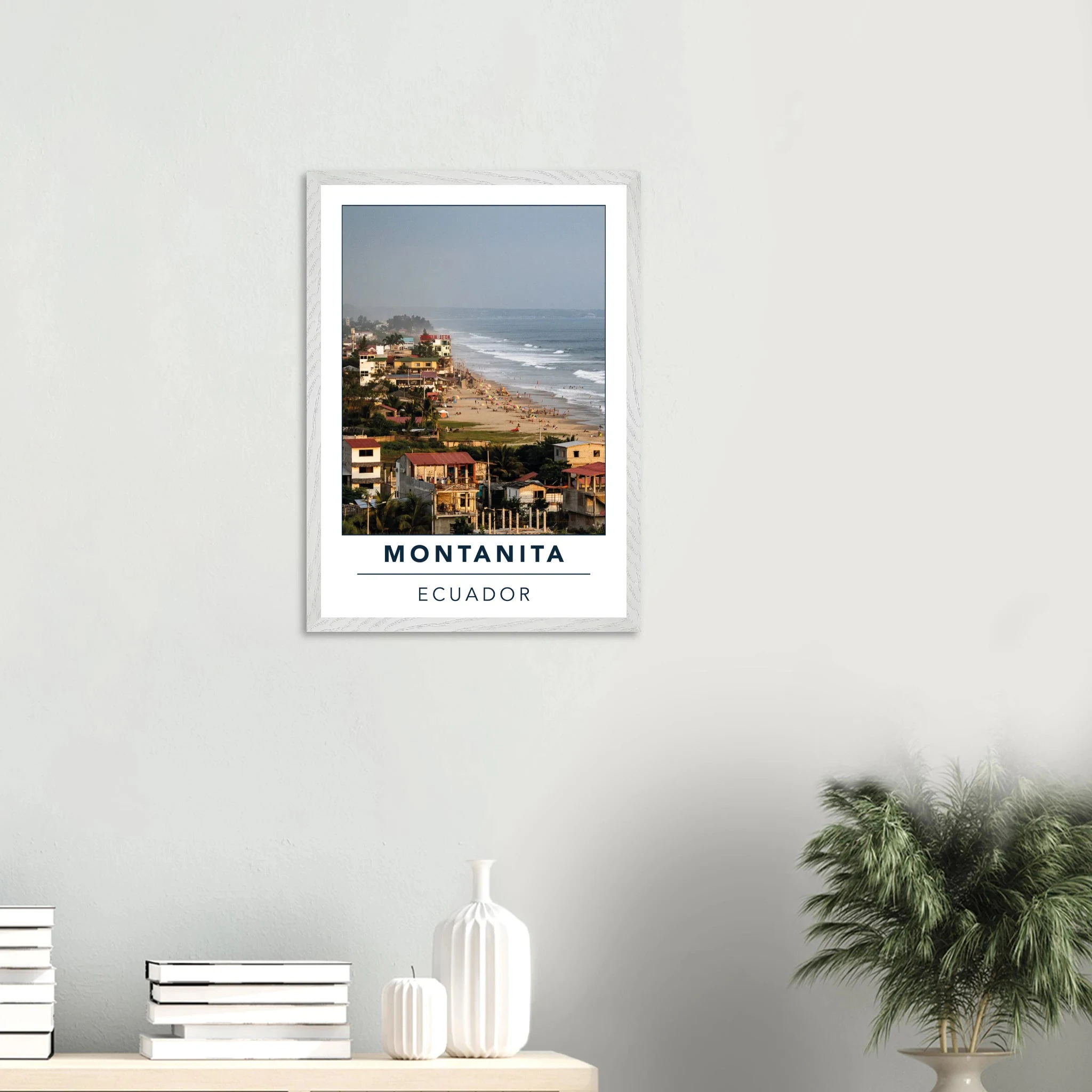 Montañita, Ecuador – Pazifik-Surferdorf an der Ruta del Sol mit rechtem Pointbreak und Backpacker-Szene. Poster im Galerie-Holzrahmen.