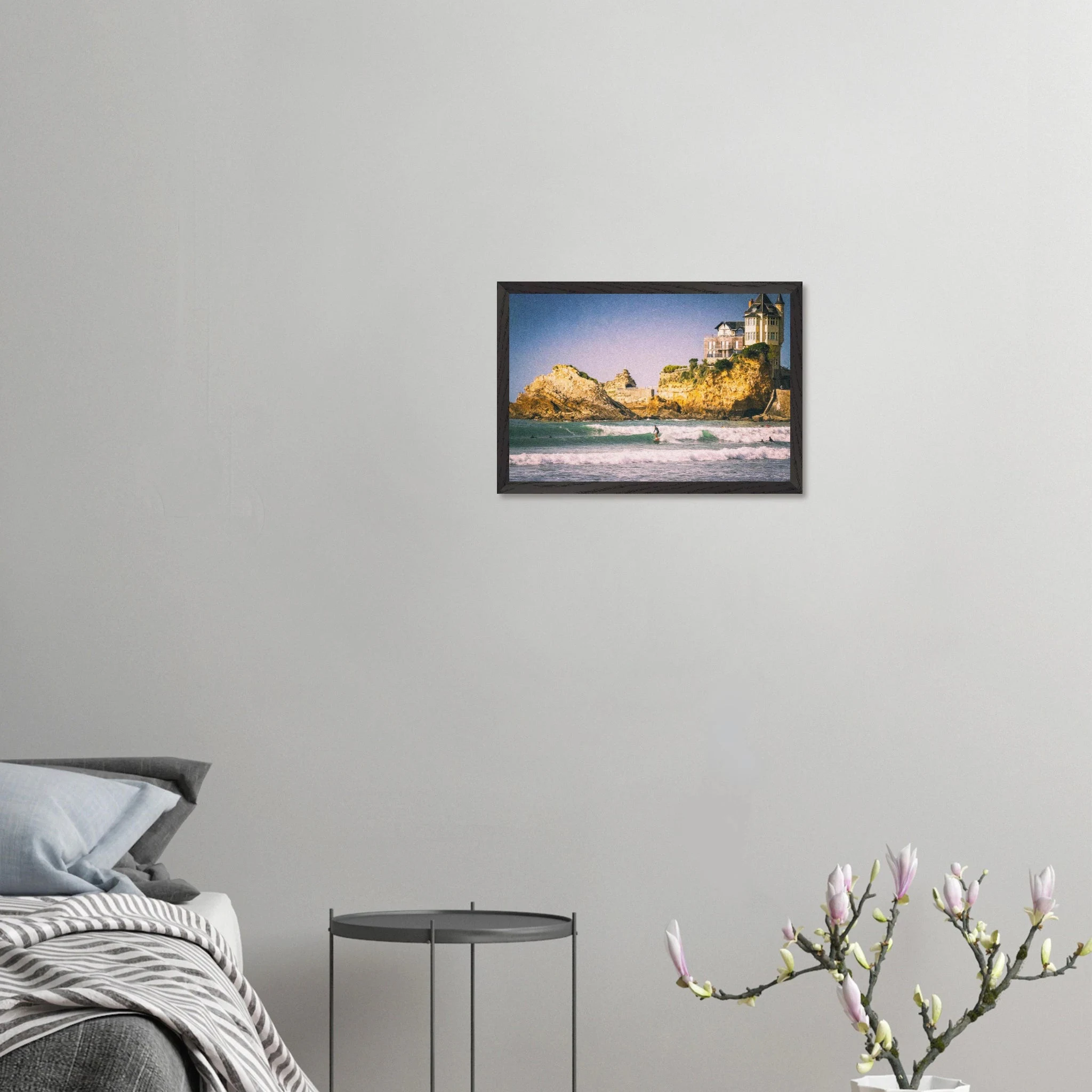 Biarritz, Frankreich – Mondäner Surfort am baskischen Atlantik, Wiege des europäischen Wellenreitens seit den 1950er-Jahren. Poster im Galerie-Holzrahmen.