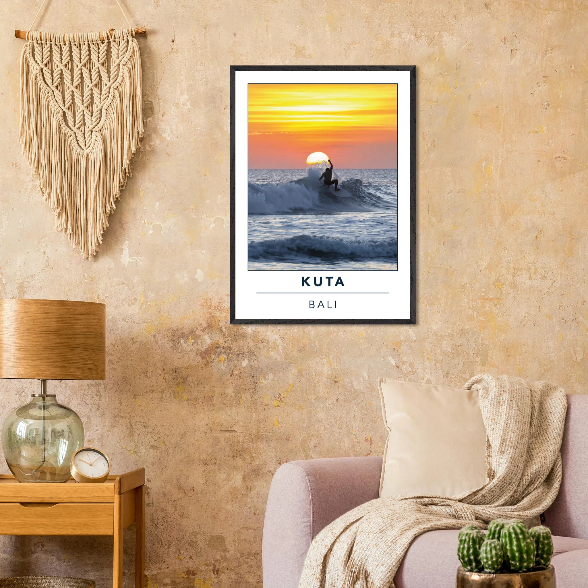 Kuta Beach, Bali (Indonesien) – Belebter Beachbreak im Süden Balis, klassischer Einsteiger-Spot mit weichen Wellen. Poster im Galerie-Holzrahmen.