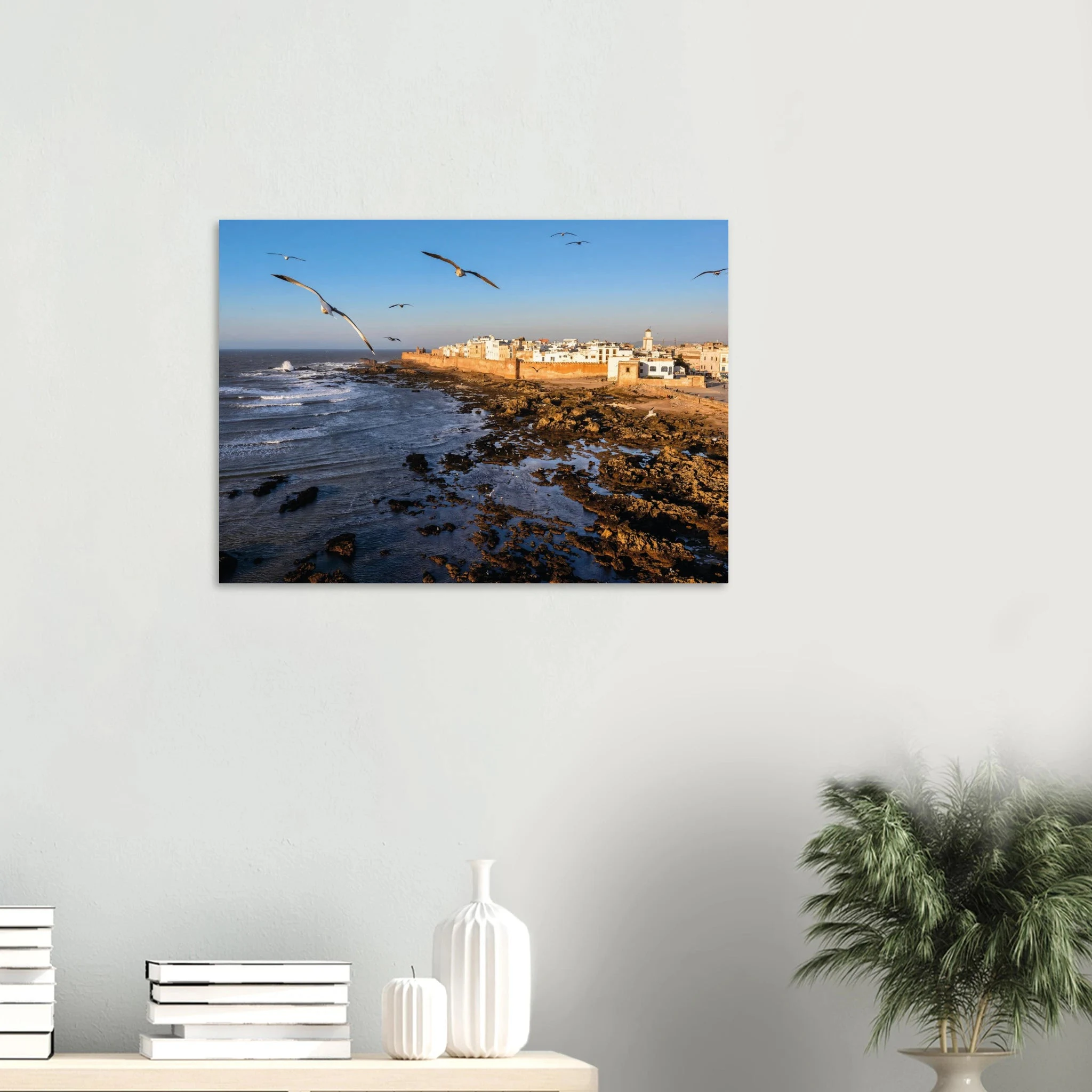 Essaouira, Marokko – Windumtoste Hafenstadt am Atlantik mit Medina-Kulisse und beständigen Wind- und Wellenbedingungen. Kunstdruck auf Alu-Dibond.