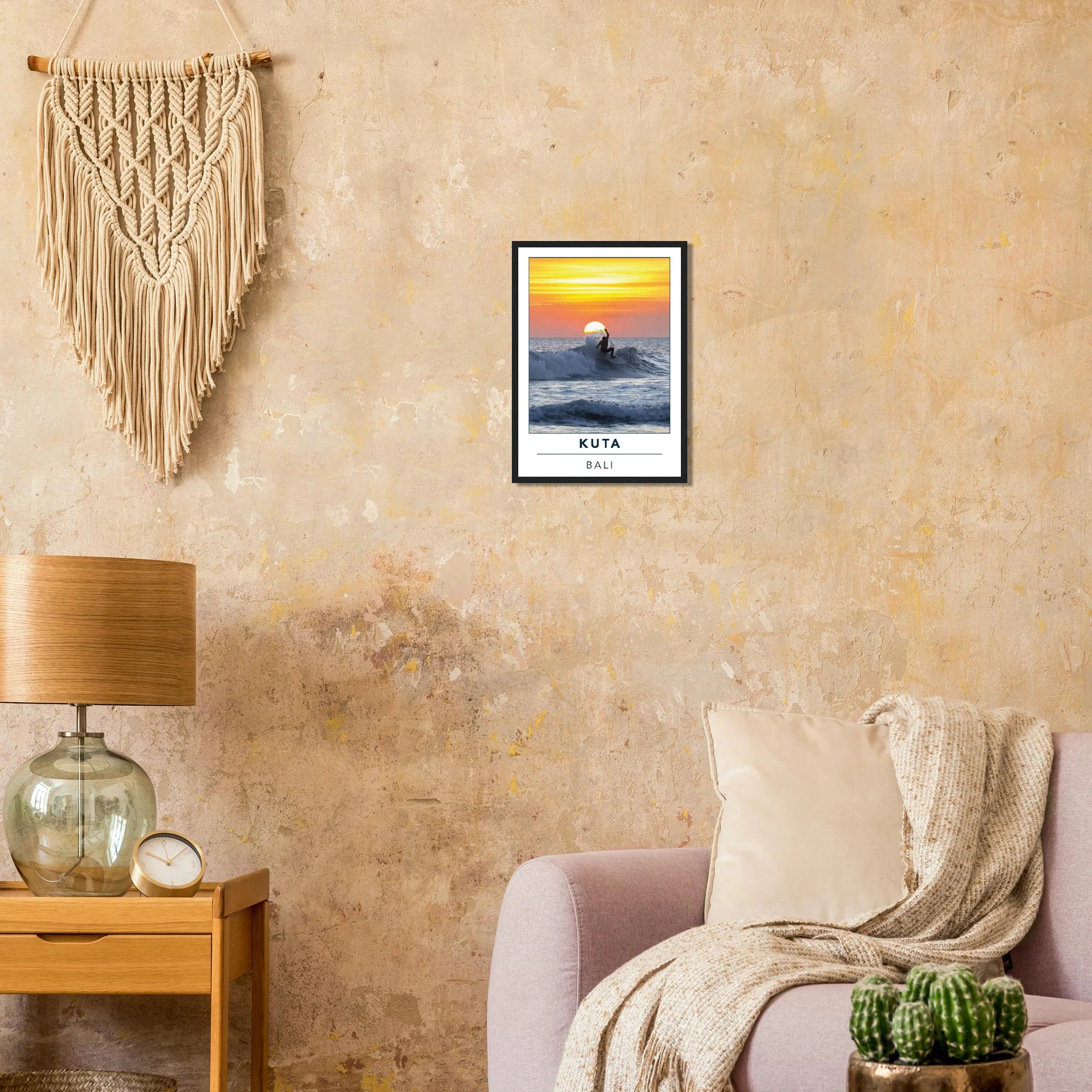 Kuta Beach, Bali (Indonesien) – Belebter Beachbreak im Süden Balis, klassischer Einsteiger-Spot mit weichen Wellen. Poster im Holzrahmen.