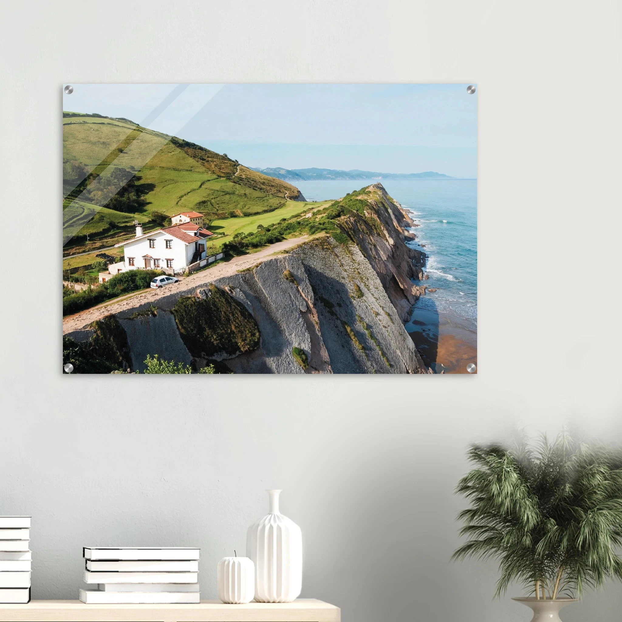 San Vicente de la Barquera, Spanien – Kantabrisches Fischerstädtchen mit Beachbreak Merón und Bergkulisse der Picos de Europa. Kunstdruck auf Acrylglas.