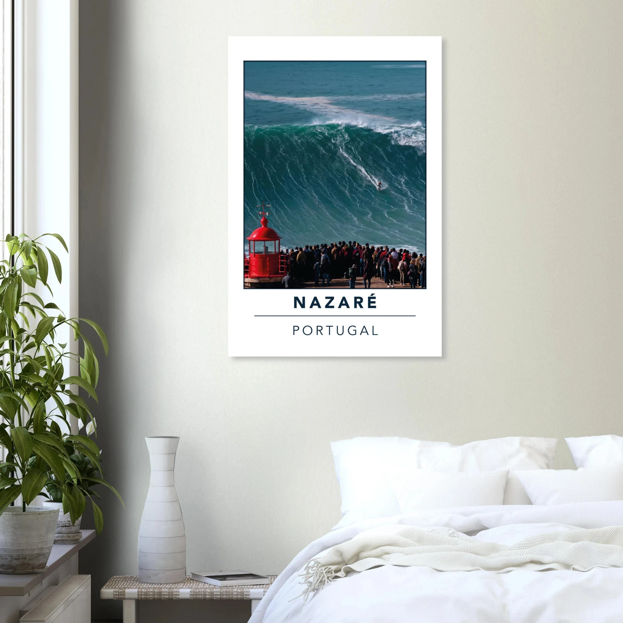 Nazaré, Portugal – Praia do Norte, weltgrößte Big-Wave-Welle Europas an der portugiesischen Atlantikküste. Kunstdruck auf Alu-Dibond.