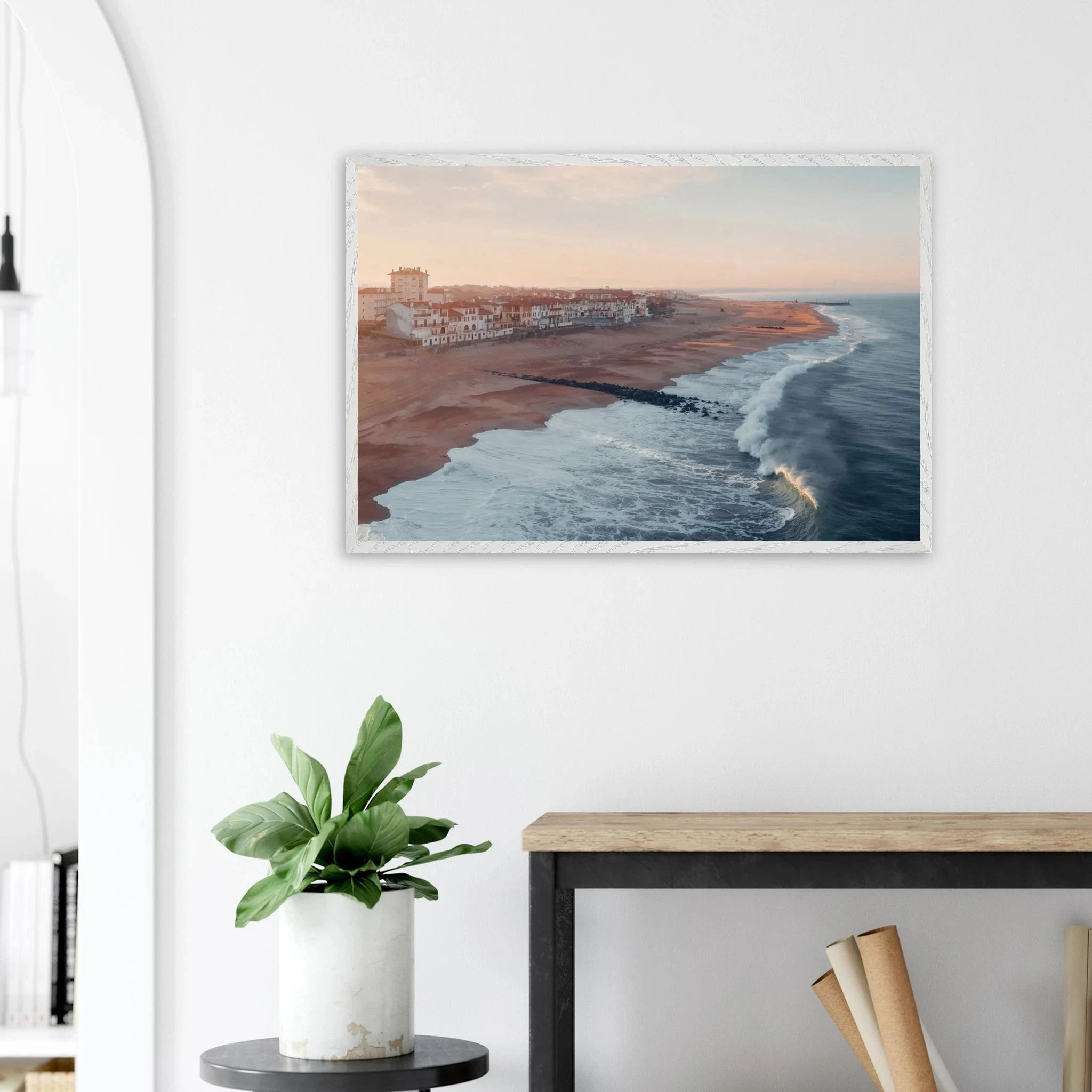 Hossegor, Frankreich – Beachbreak-Hotspot in den Landes, Austragungsort der WSL-Quiksilver-Pro-Wettkämpfe. Poster im Galerie-Holzrahmen.