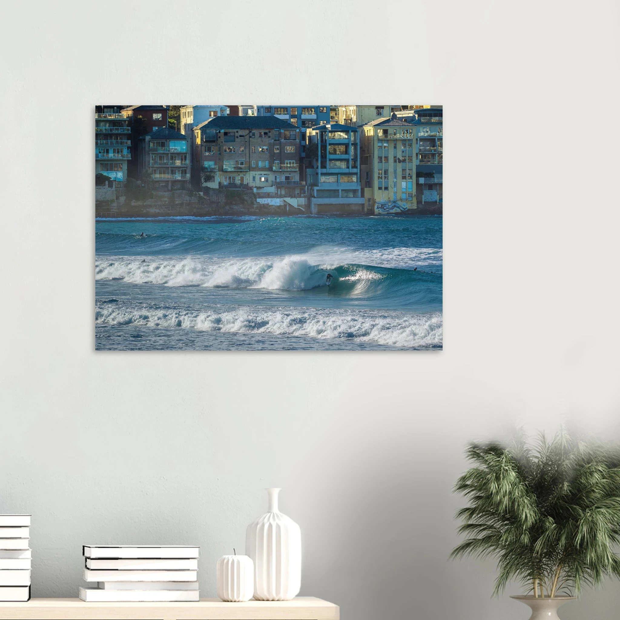 Bondi Beach, Australien – Ikonischer Stadtstrand im Osten Sydneys mit klassischem Beachbreak und Surfkultur-Geschichte. Poster.