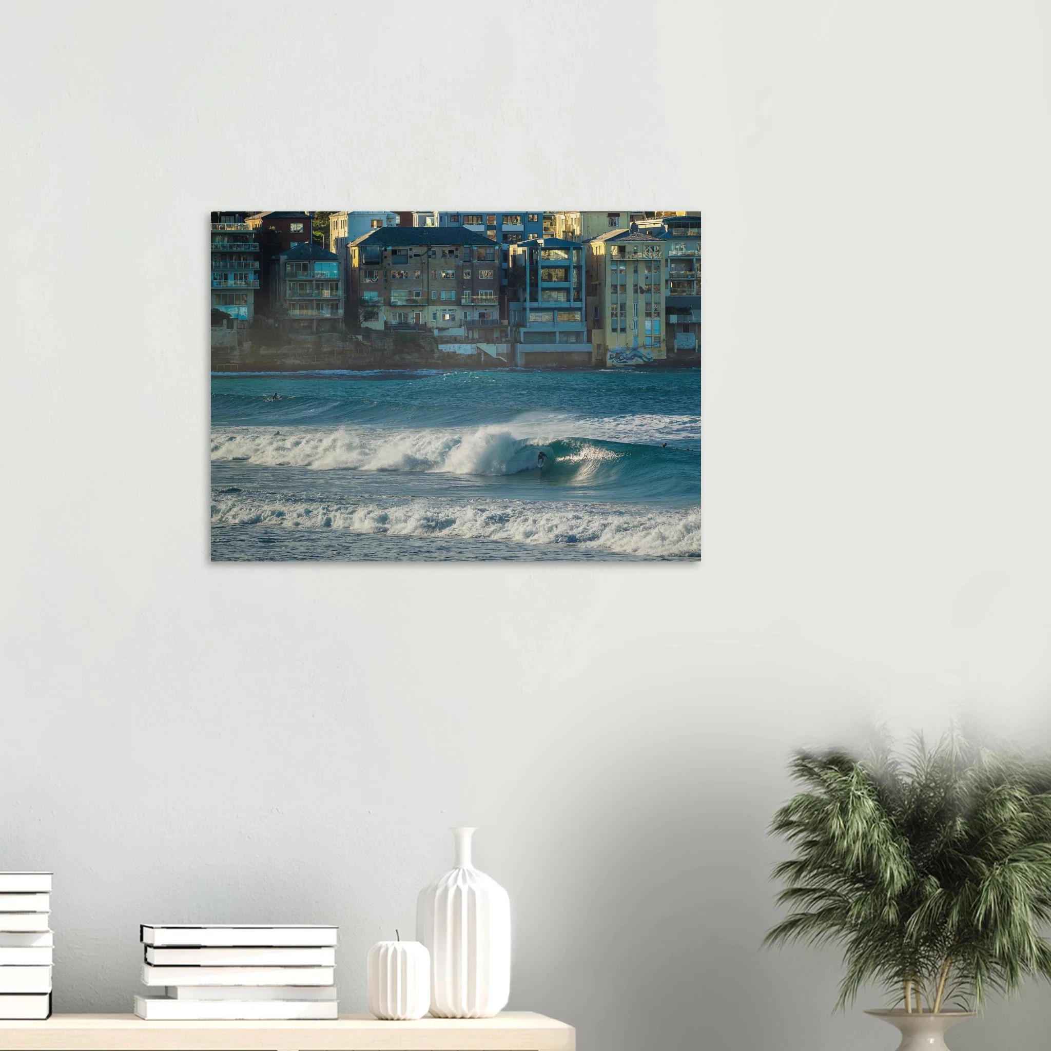 Bondi Beach, Australien – Ikonischer Stadtstrand im Osten Sydneys mit klassischem Beachbreak und Surfkultur-Geschichte. Kunstdruck auf Holz.