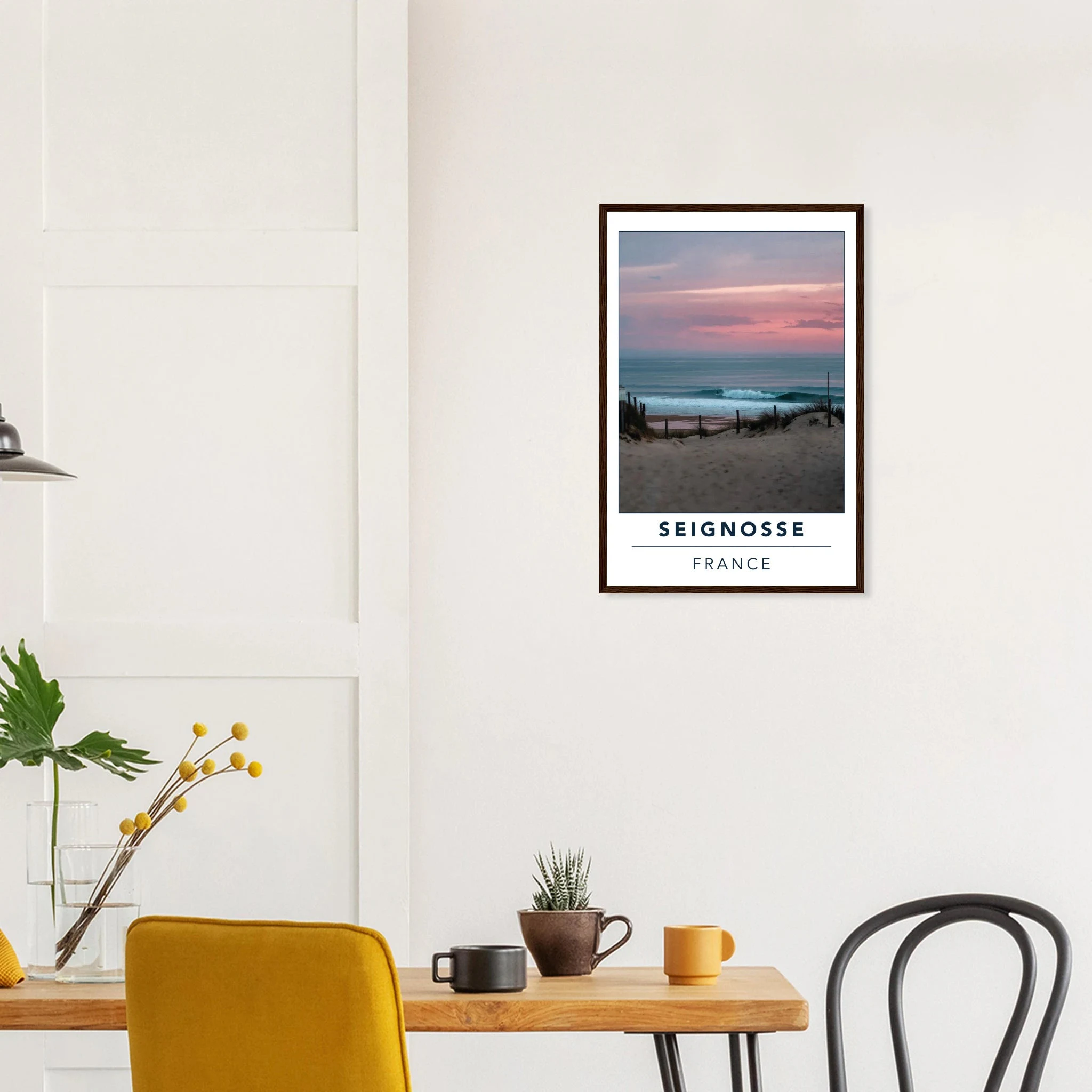 Seignosse, Frankreich – Dünenstrand in den Landes mit hohlen Beachbreaks und ausgeprägter Herbstsaison. Poster im Holzrahmen.