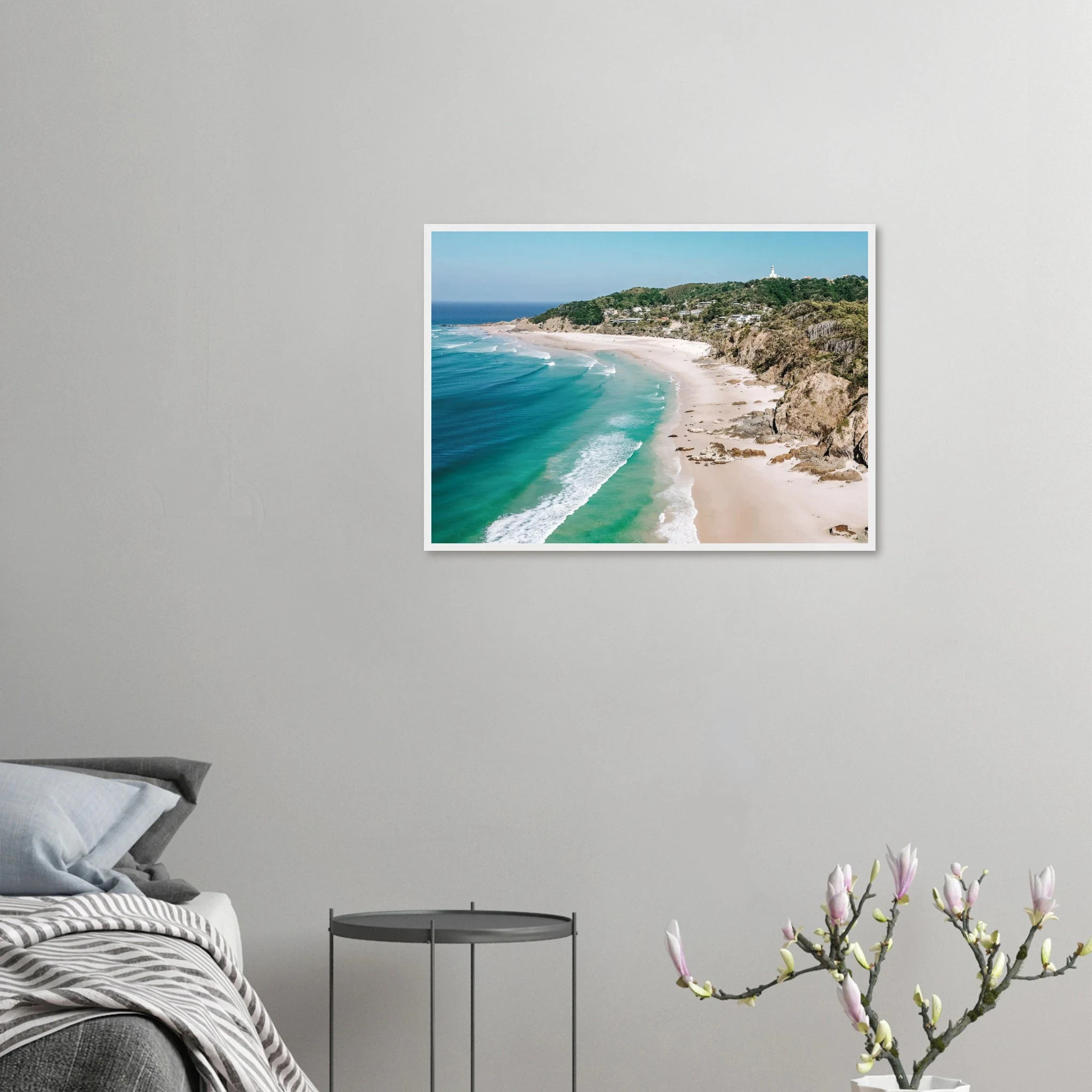 Byron Bay, Australien – Östlichster Punkt Australiens mit langen Pointbreaks und entspanntem Longboard-Flair. Poster im Holzrahmen.