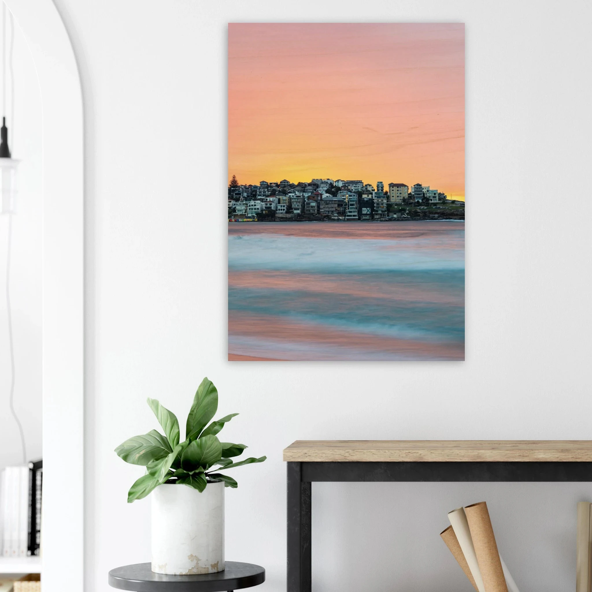 Bondi Beach, Australien – Ikonischer Stadtstrand im Osten Sydneys mit klassischem Beachbreak und Surfkultur-Geschichte. Kunstdruck auf Holz.