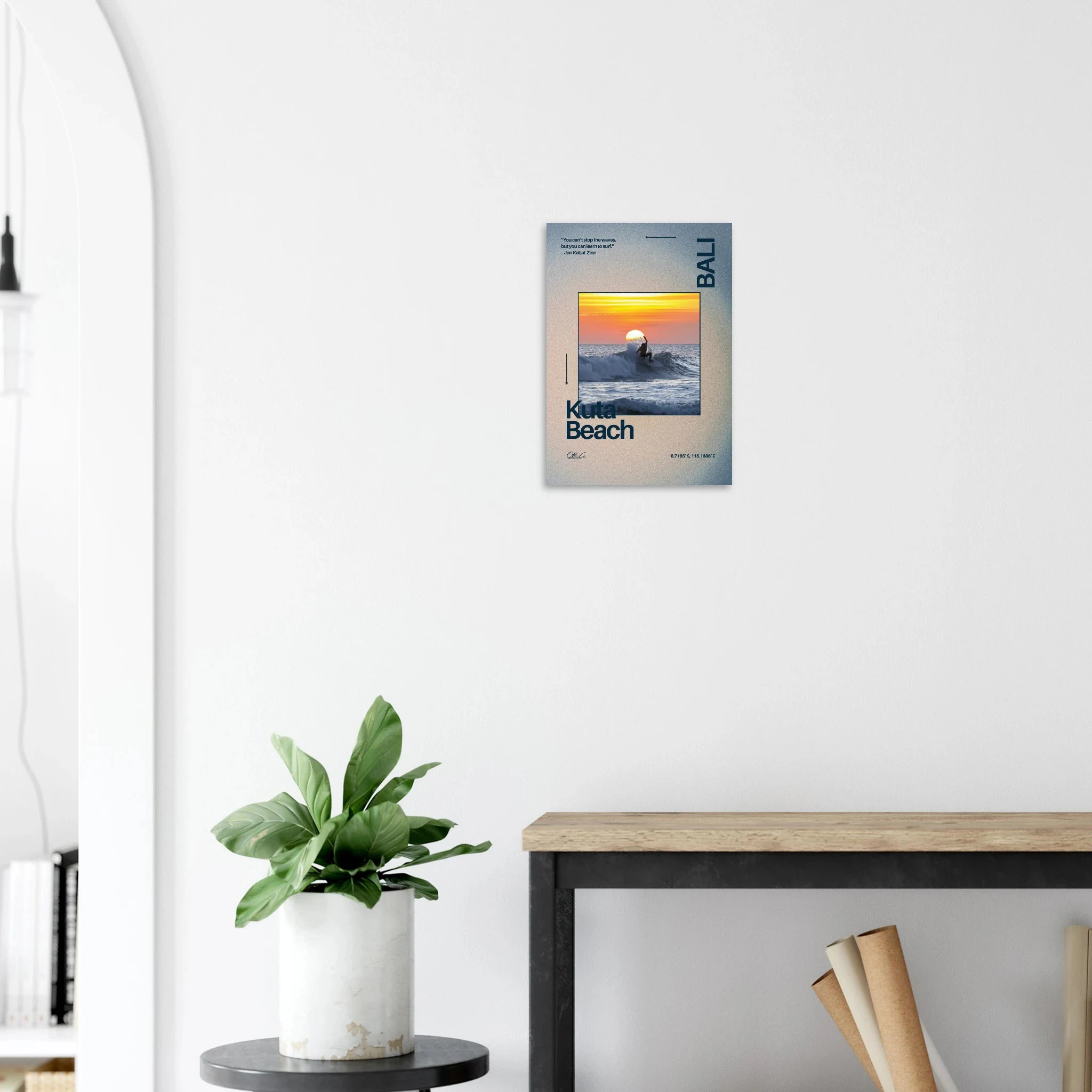 Kuta Beach, Bali (Indonesien) – Belebter Beachbreak im Süden Balis, klassischer Einsteiger-Spot mit weichen Wellen. Poster.